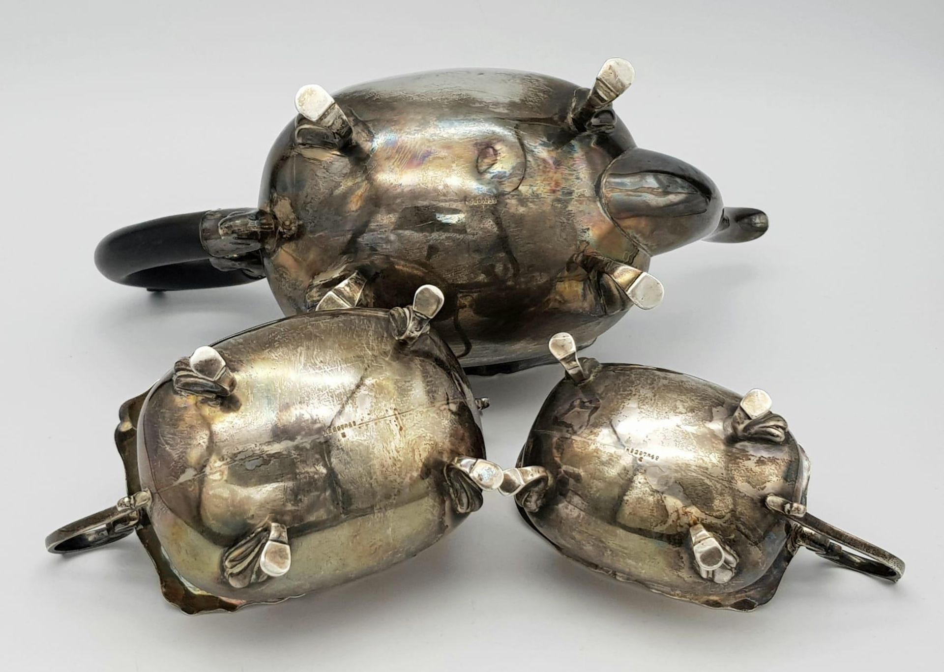 A SILVER TEA SET COMPRISING OF TEA POT , SUGER BOWL AND CREAMER HALLMARKED BIRMINGHAM 1900 , CLASSIC - Image 5 of 7