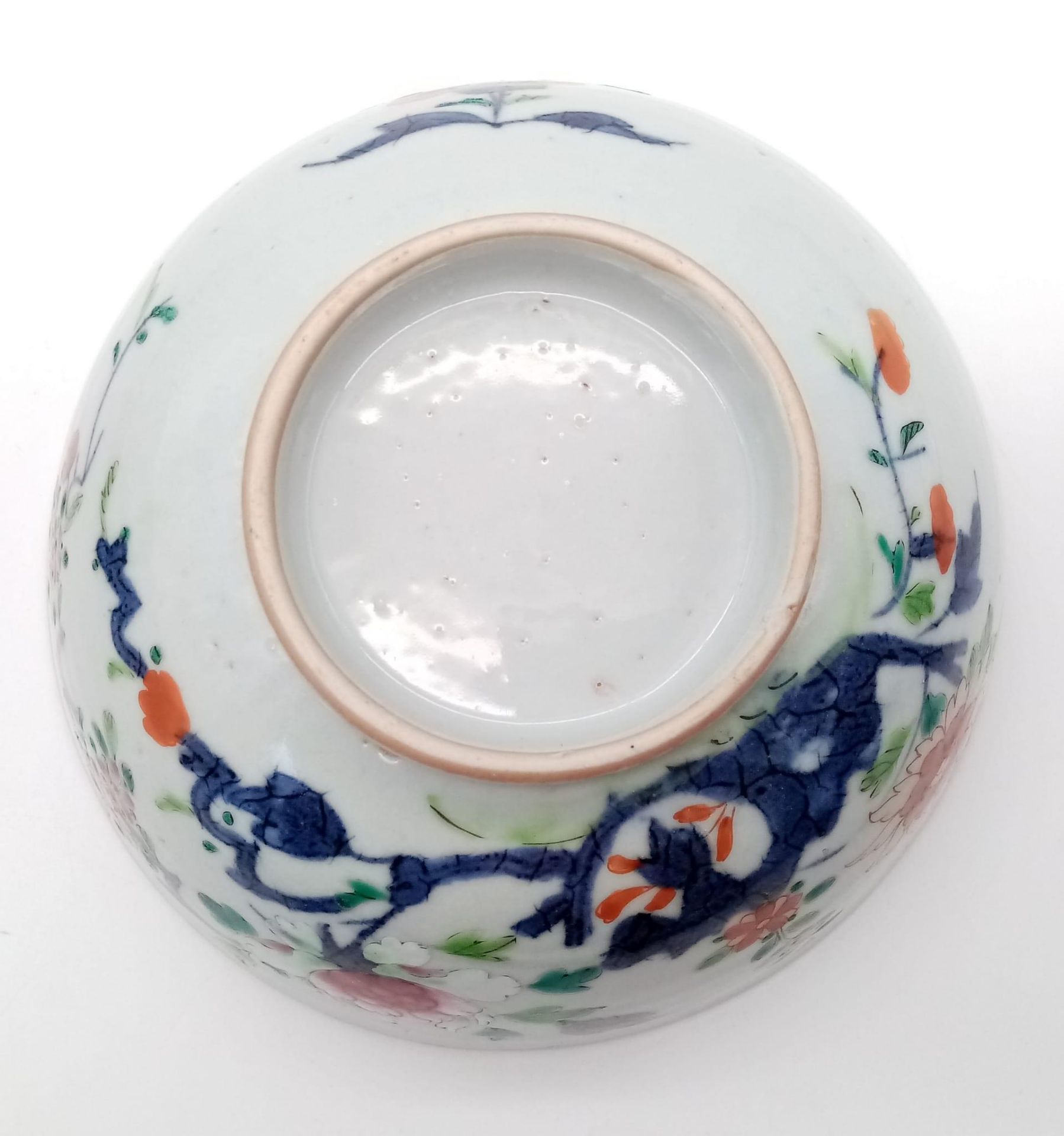 AN 18TH CENTURY CHINESE BOWL WITH EXQUISITE DECORATION OF PEONIES AND GREEN LEAVES . AS ORIGINAL - Bild 5 aus 7