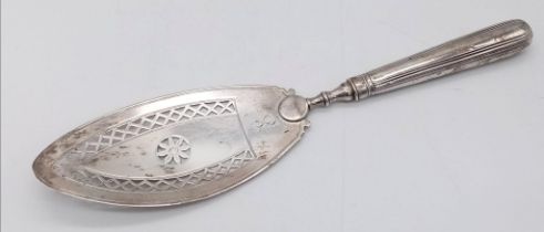 An Antique George III Sterling Silver Fish/Cake Serving Utensil. Pierced decorative decoration and a