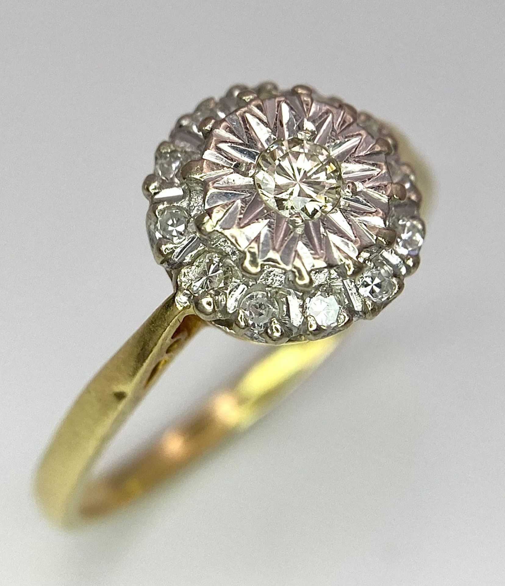 An 18 K yellow gold ring with a diamond cluster, size: P, weight: 3 g. - Image 3 of 8