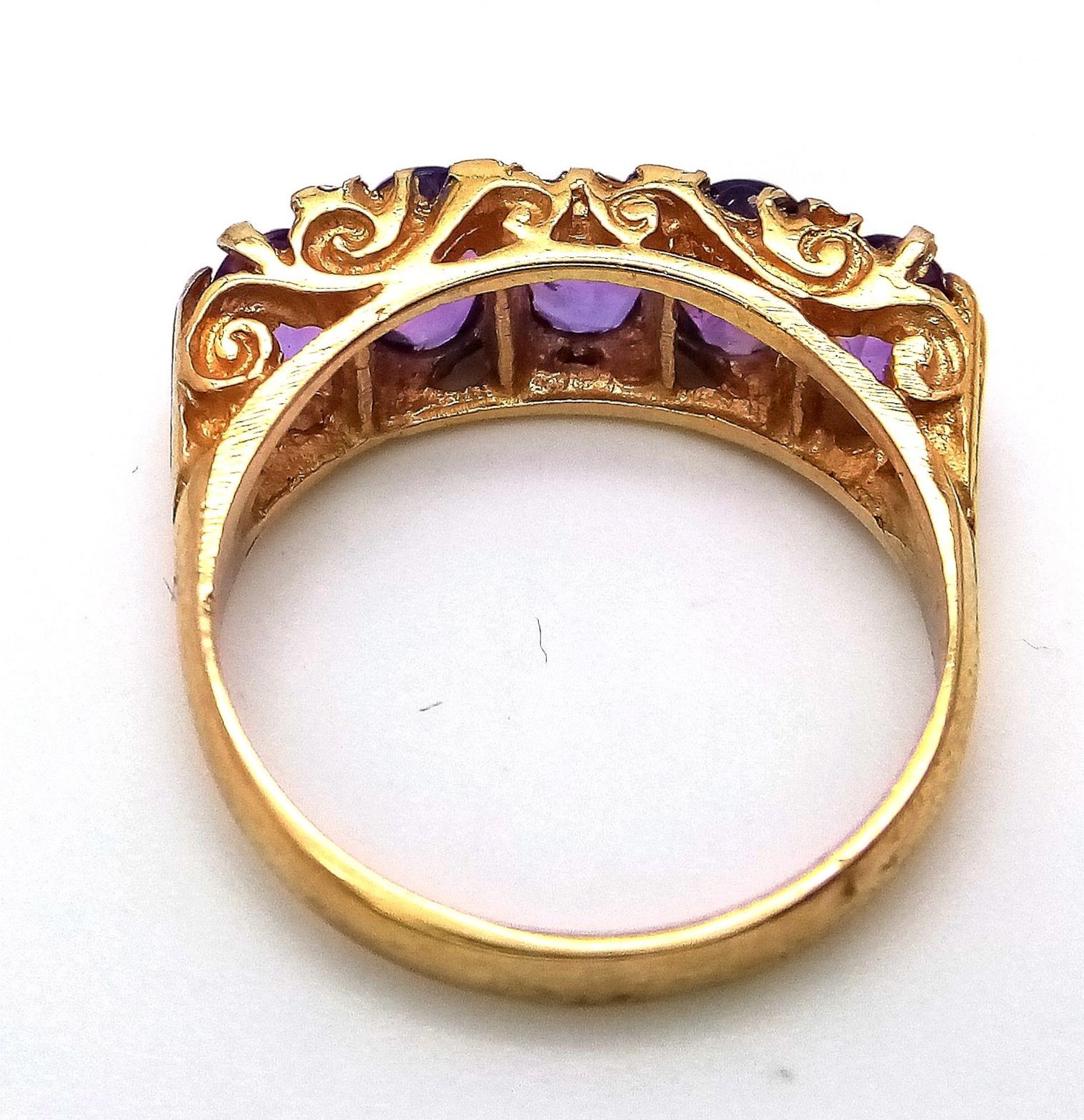 A HIGHLY ORNATE 5 AMETHYST STONE RING SET IN 9K GOLD . 4.2gms size O - Bild 5 aus 6