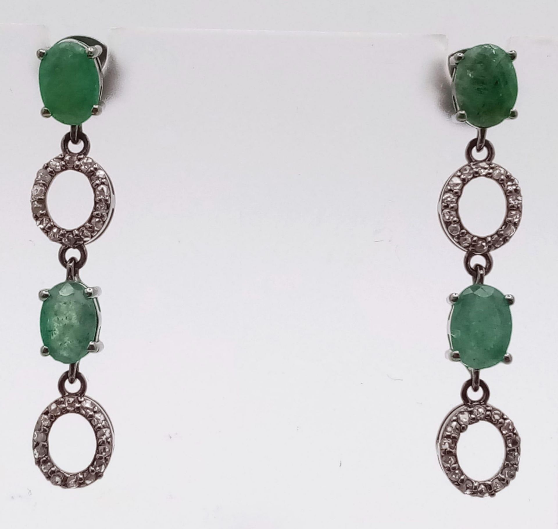 A Pair of Zambian Emerald & Diamond Silver Drop Earrings. Emerald -2.68ctw. Diamond- 0.60ctw. 4cm - Bild 2 aus 6