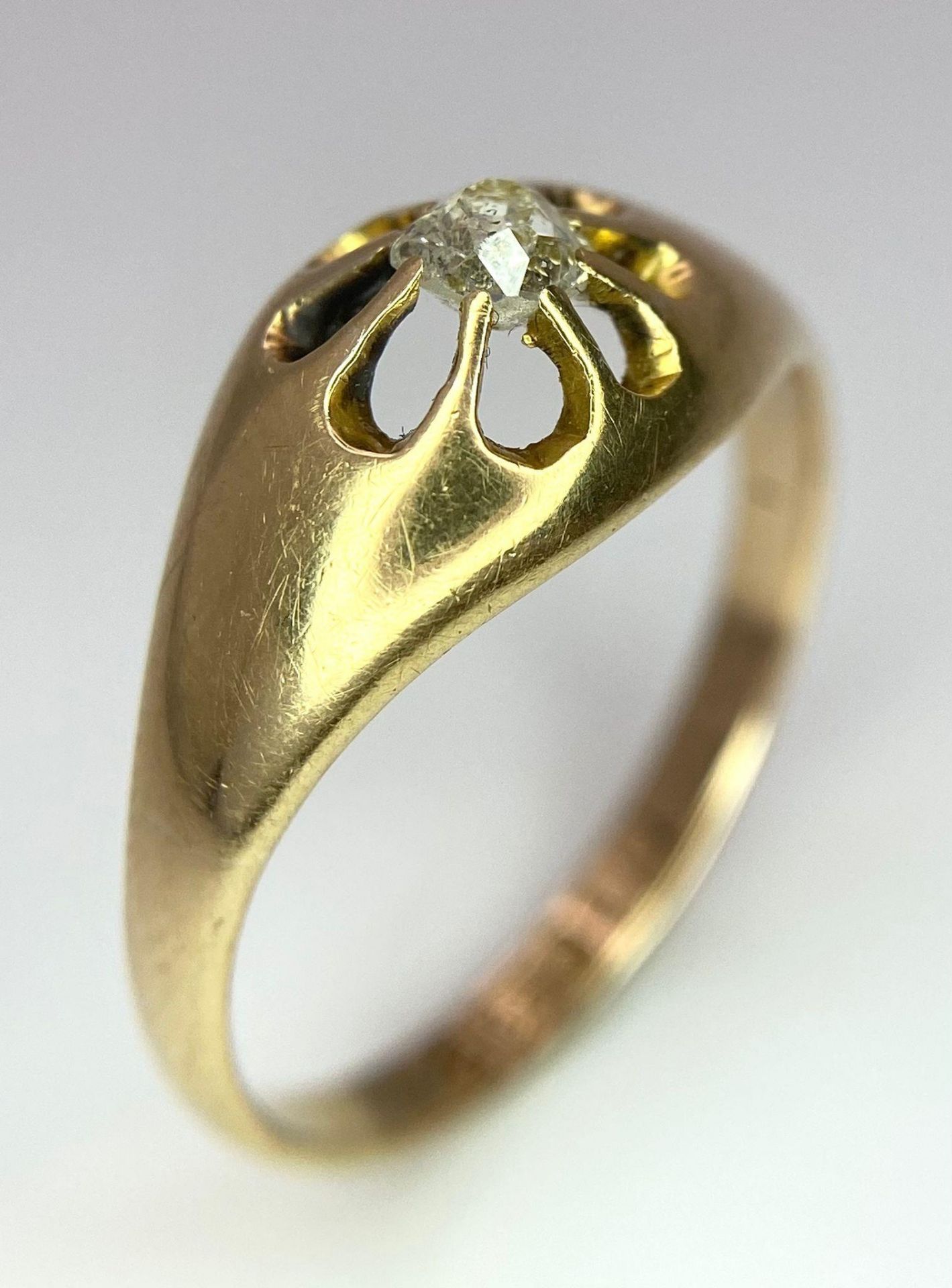 An antique - pre 1900- 18 K yellow gold diamond (0.25 carats) solitaire ring, hallmarked Chester, - Image 5 of 7