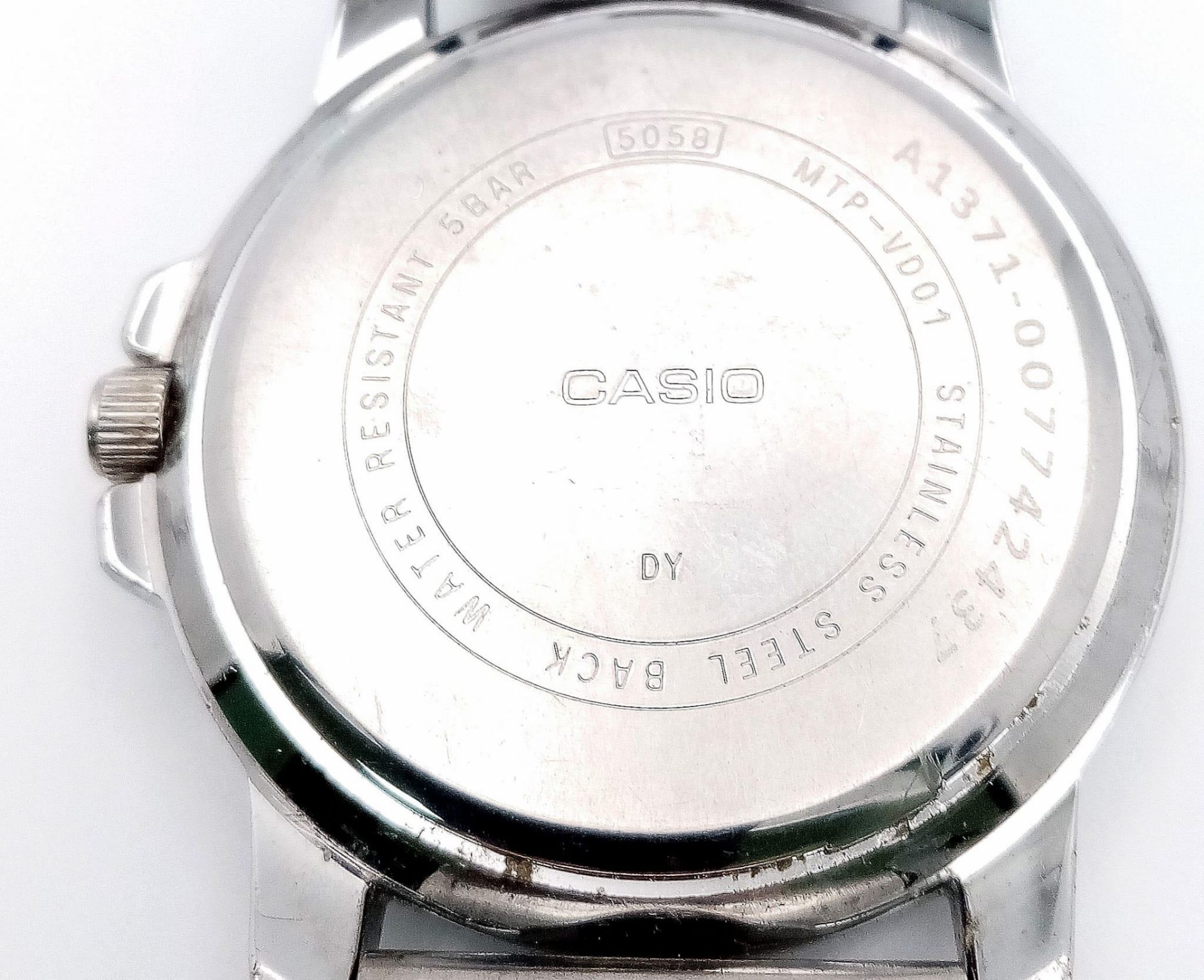 A Casio Quartz Gents Watch. Stainless steel bracelet and case - 44mm. Black dial with date window. - Bild 6 aus 6