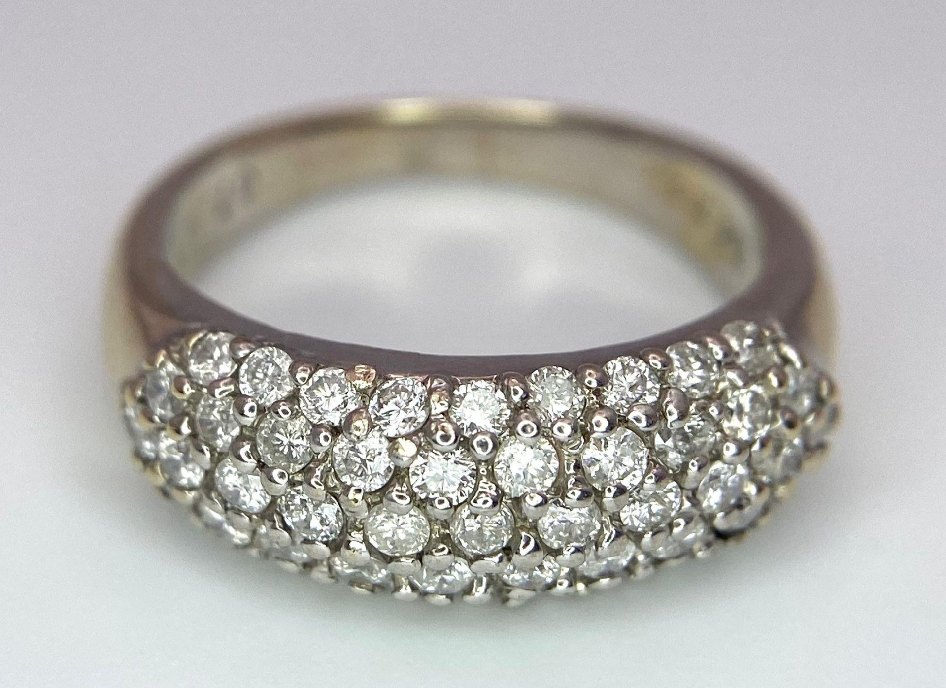 An 18 K white gold ring with five round cut diamond bands (0.80 carats). Size: J, weight: 4.4 g. - Bild 4 aus 8