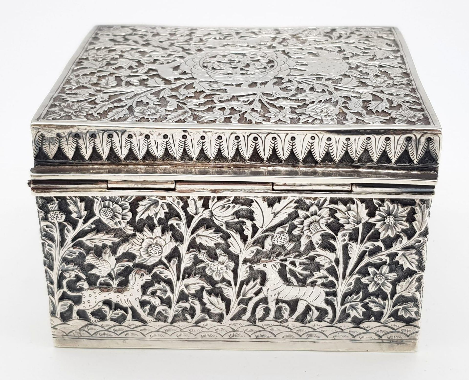 A SOLID SILVER HINGED TRINKET BOX HAND ENGRAVED WITH AN AFRICAN THEME, IN VERY GOOD CONDITION AND - Bild 10 aus 15