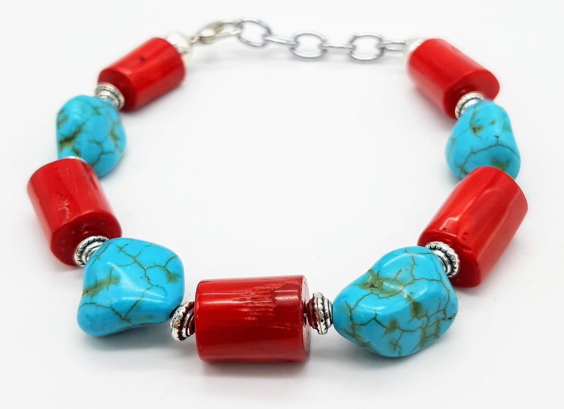 A substantial, chunky red coral and turquoise nugget necklace, bracelet and earrings set, in a - Image 4 of 6