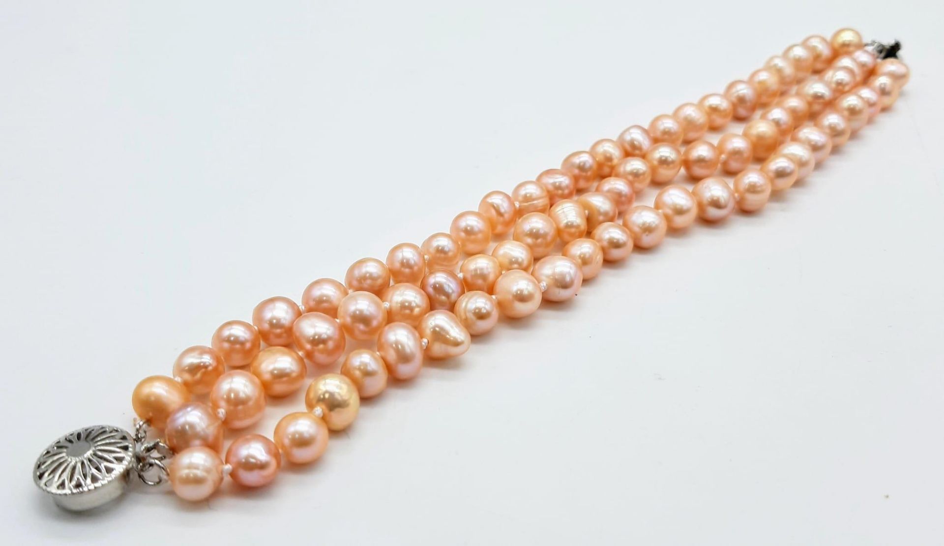 A fashionable three strand of high quality, natural pink pearls necklace, bracelet and earrings - Image 4 of 6