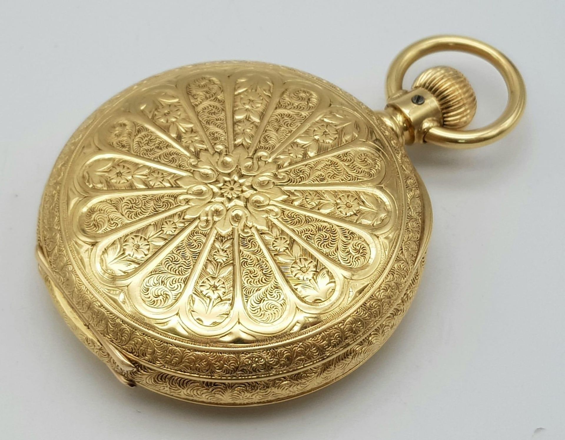 An Antique Waltham 18K Gold Full Hunter Pocket Watch. The case is ornately decorated in a floral - Bild 10 aus 13