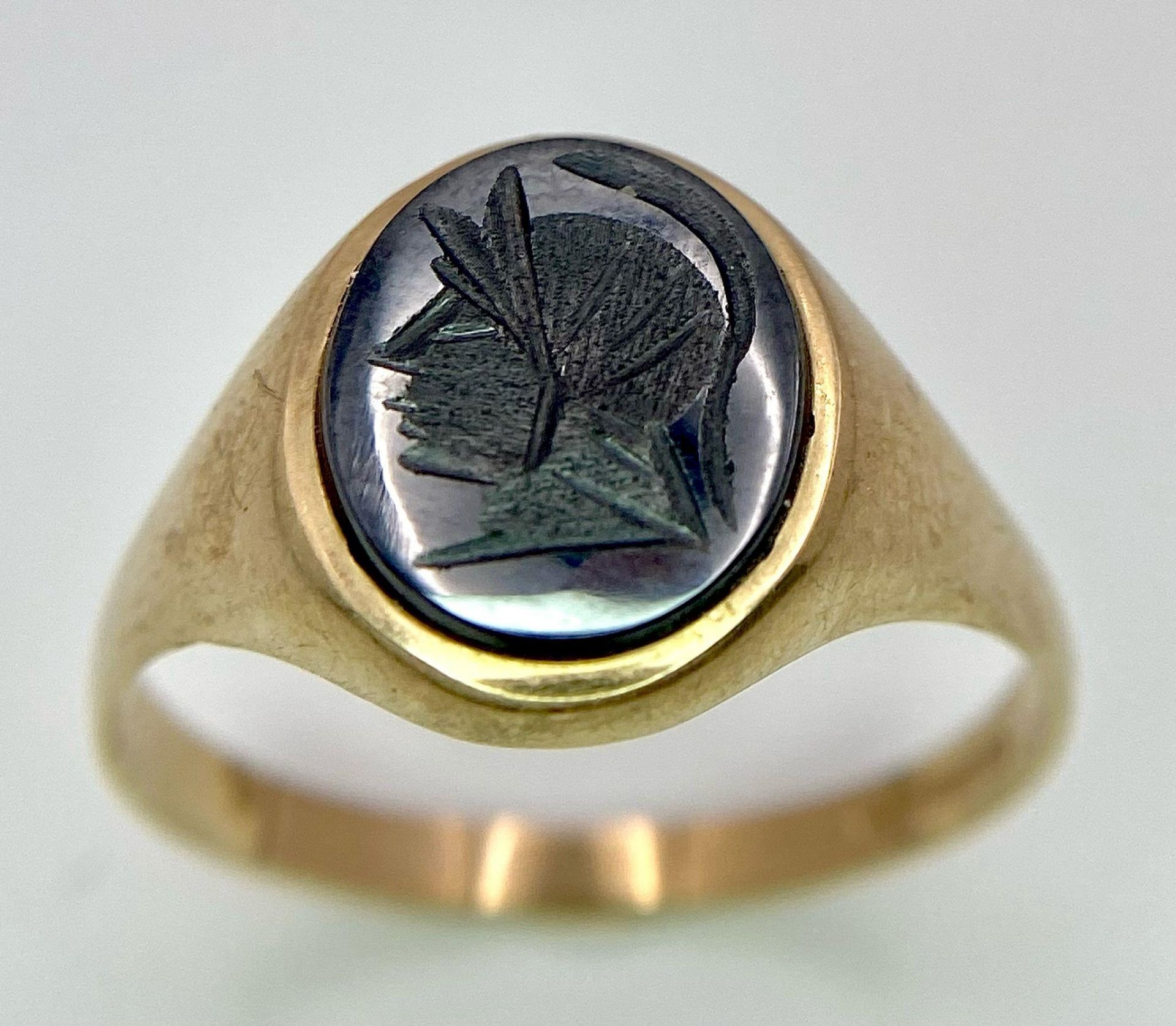A Vintage 9K Yellow Gold Onyx Signet Ring. Carved centurion decoration. Size T. 3g total weight. - Image 4 of 6