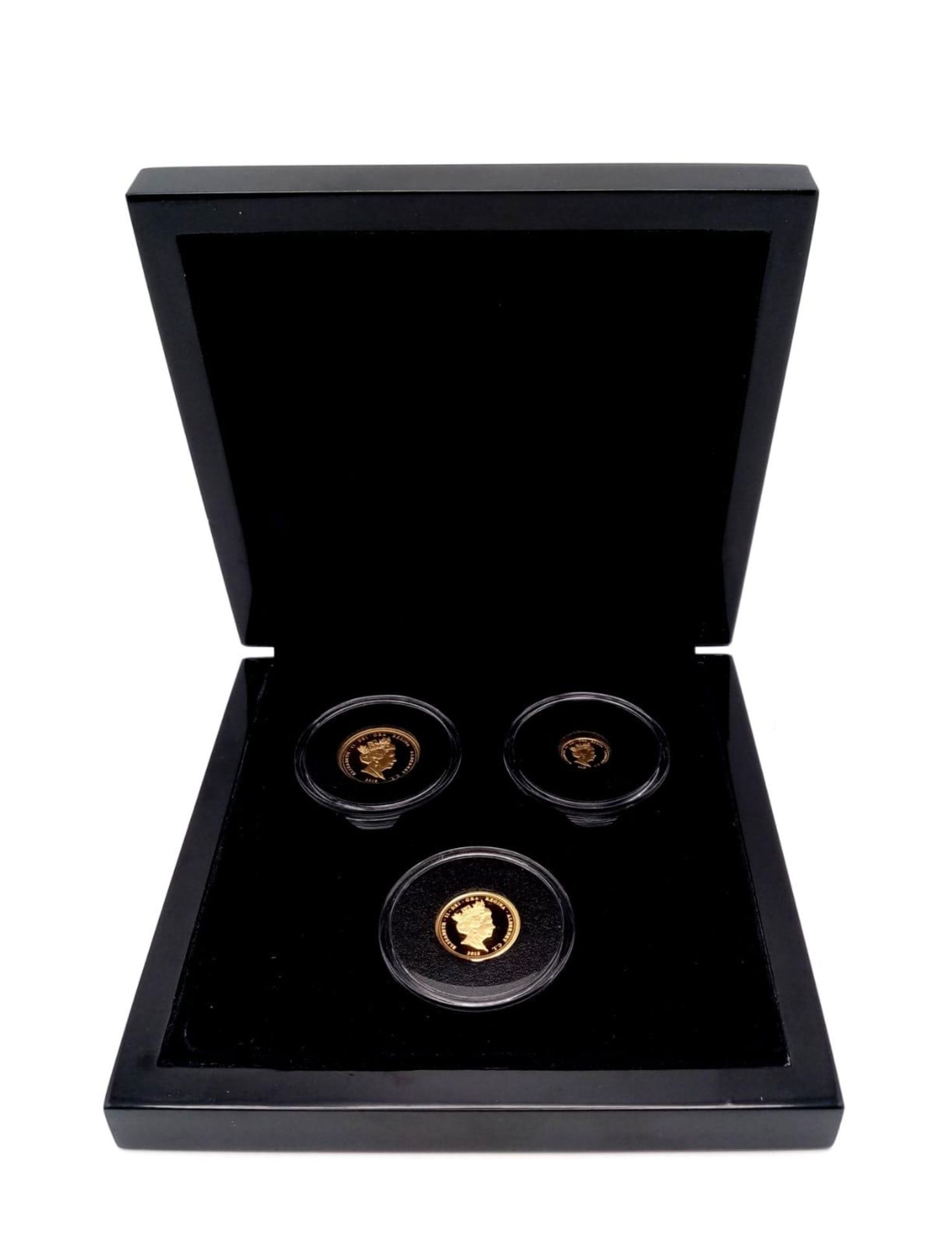 A Limited Edition Dambusters Fine Gold (.999) Three Sovereign Proof Set - Full, half and quarter - Bild 3 aus 4