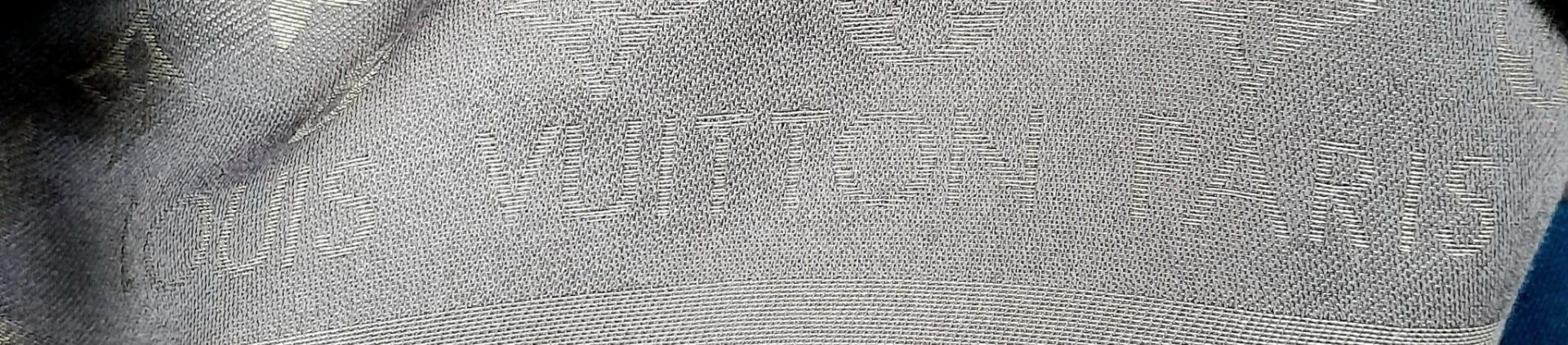 A Louis Vuitton Châle Monogram Shine Silk Scarf. Comes with purchase receipt. Approximately 140cm - Bild 6 aus 6