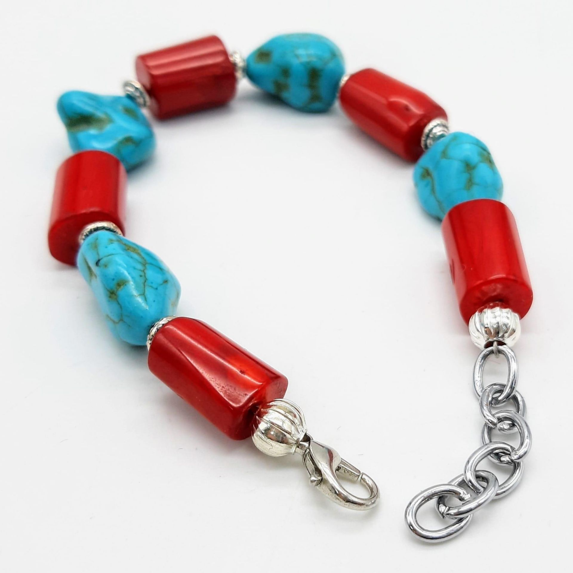 A substantial, chunky red coral and turquoise nugget necklace, bracelet and earrings set, in a - Image 5 of 6