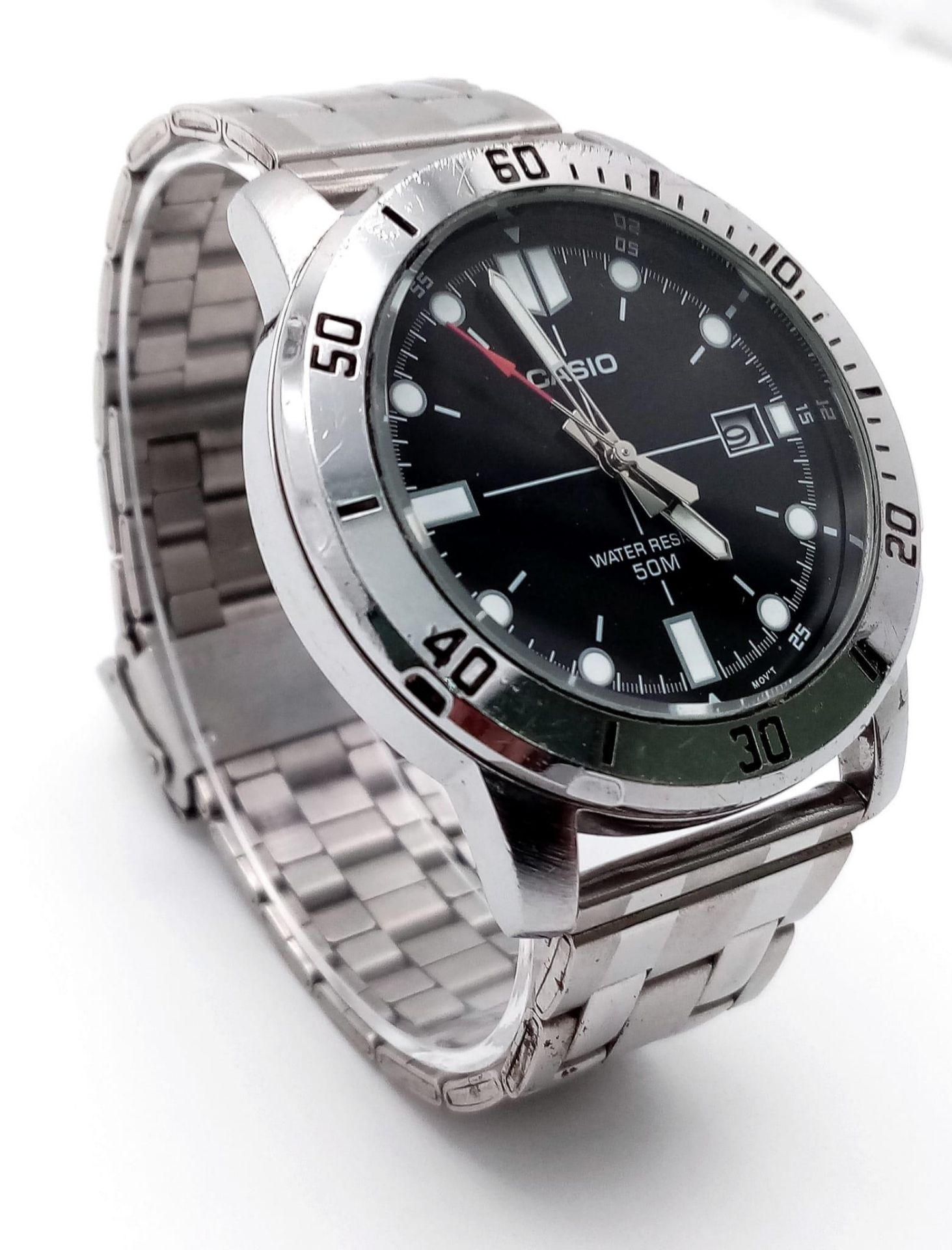 A Casio Quartz Gents Watch. Stainless steel bracelet and case - 44mm. Black dial with date window. - Bild 3 aus 6