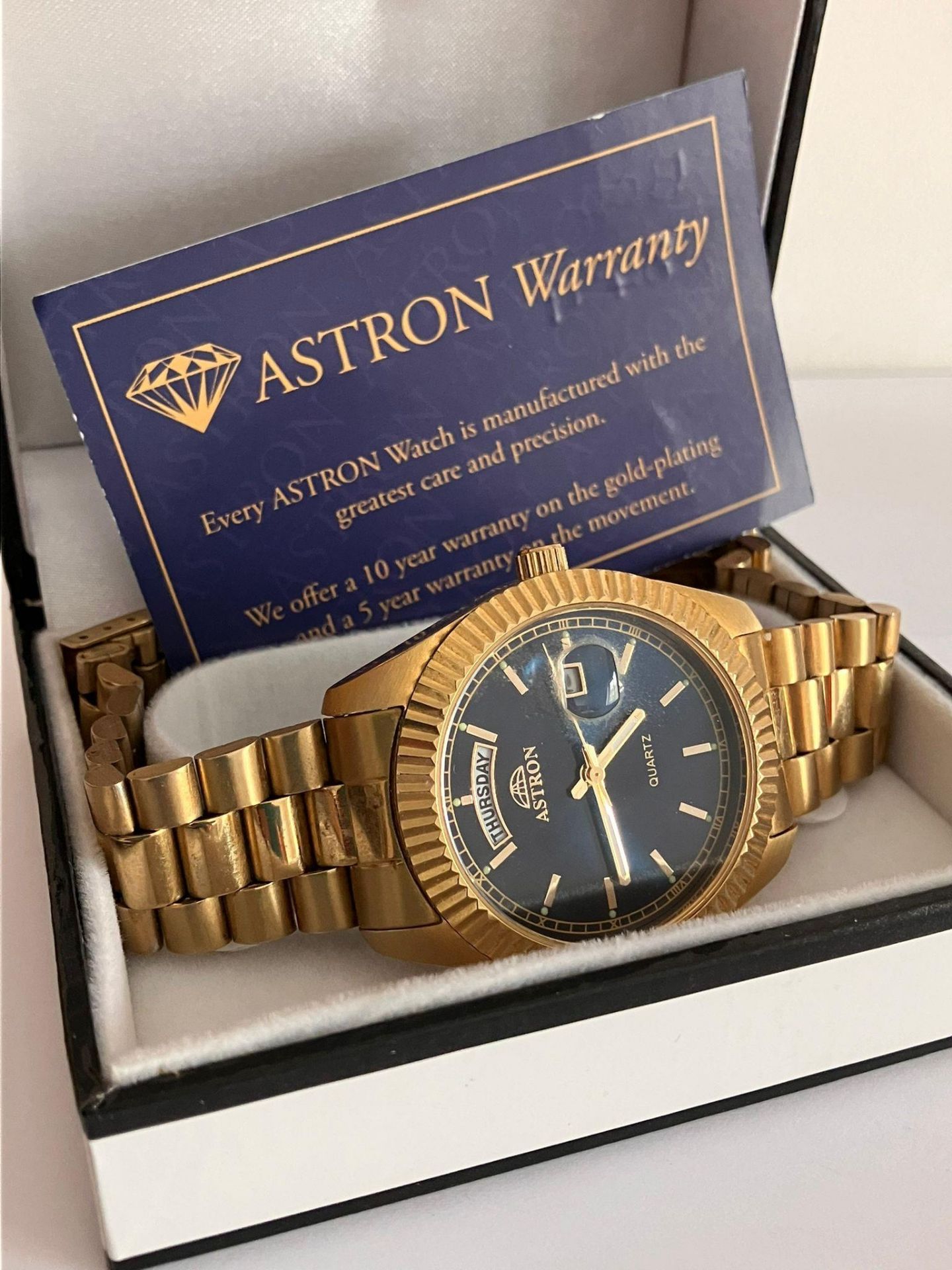 Gentlemans ASTRON QUARTZ GOLD PLATED WRISTWATCH. Finished in Gold Tone with Bracelet strap. Day/Date - Image 2 of 3