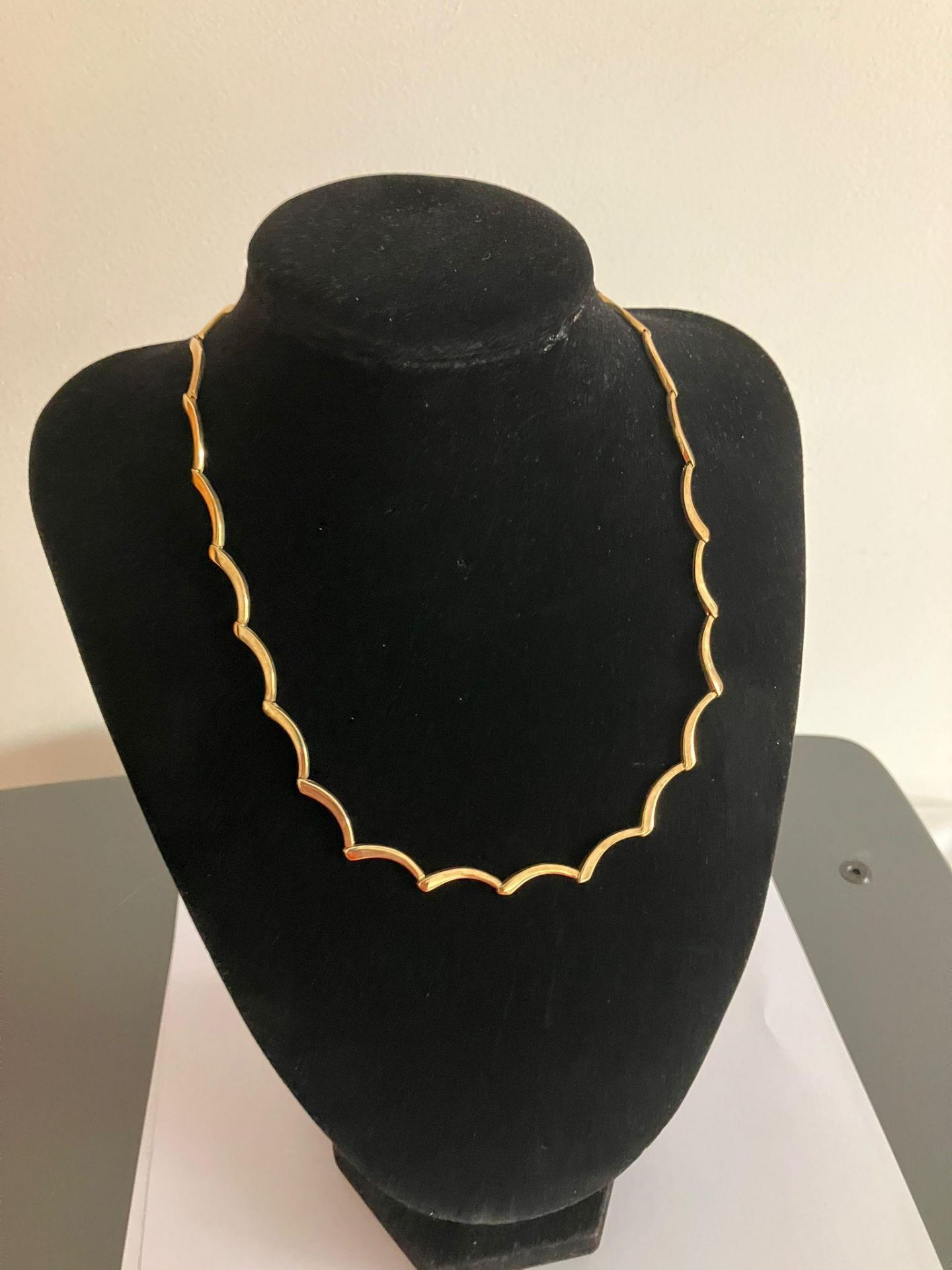 Attractive and unusual 9 carat YELLOW GOLD NECKLACE with wavy design. Full UK hallmark. 11 grams. 45
