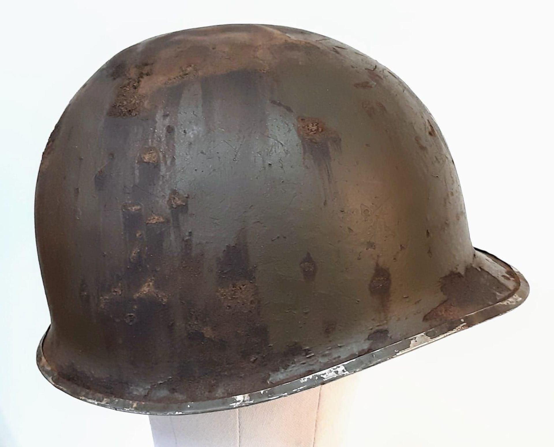WW2 US M1 Swivel Bale Helmet, with insignia of the 8 th Infantry Division. This helmet has the - Image 4 of 5