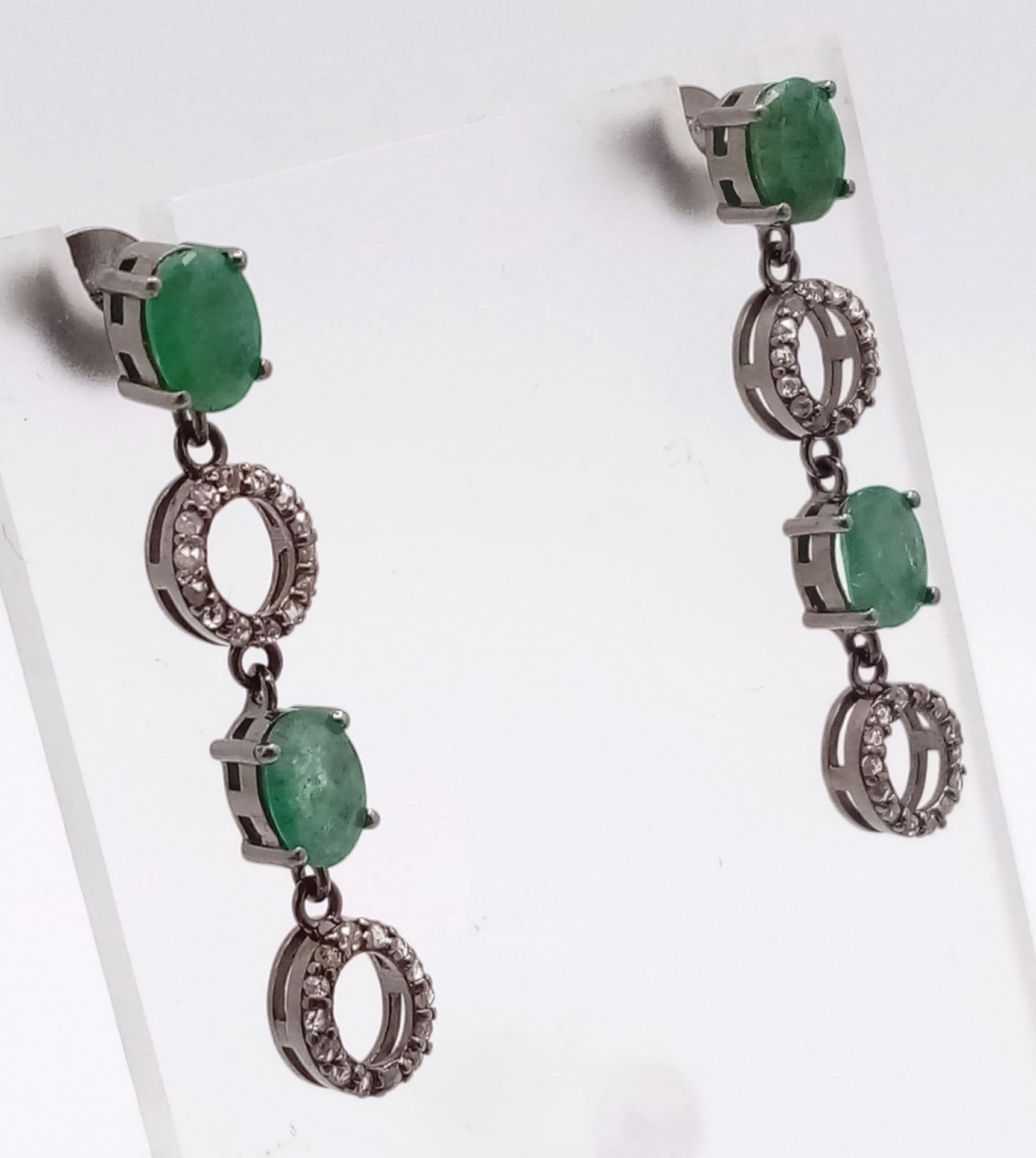 A Pair of Zambian Emerald & Diamond Silver Drop Earrings. Emerald -2.68ctw. Diamond- 0.60ctw. 4cm - Bild 3 aus 6