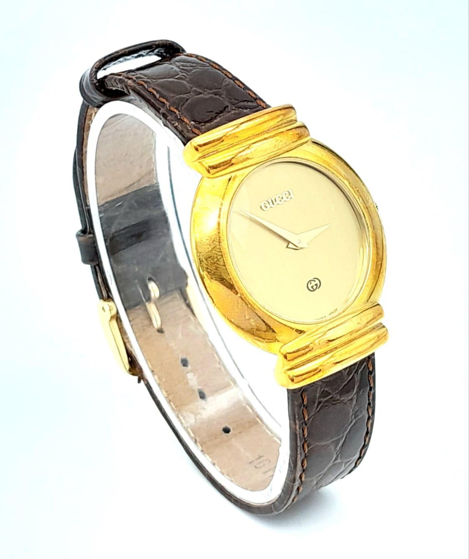 A gold plated GUCCI with crocodile skin strap, case: 33 mm, gold coloured dial and hands, Swiss made - Image 3 of 7