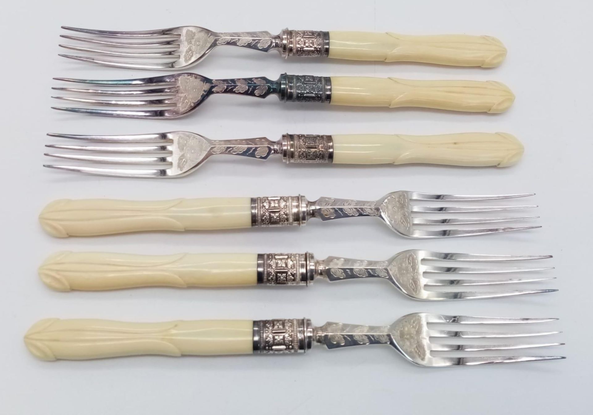 An Antique Set of Six Decorative White Metal and Bone Handled Knives and Forks. Excellent - Bild 4 aus 7