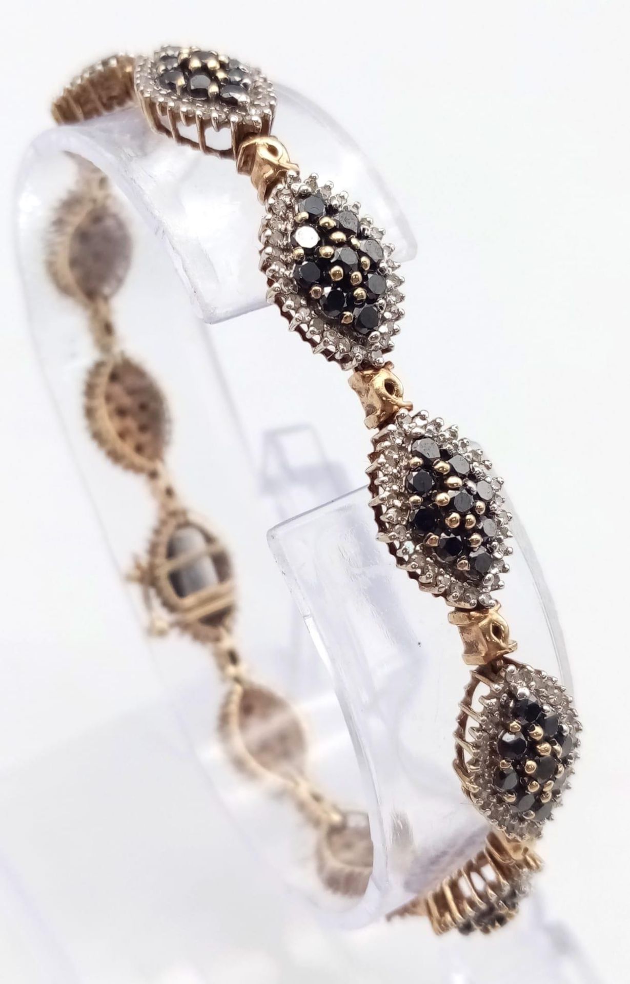 AN ATTRACTIVE 9K YELLOW GOLD BLACK AND WHITE DIAMOND BRACELET WITH SAFETY CATCH, 3.50CT APPROX - Image 2 of 6