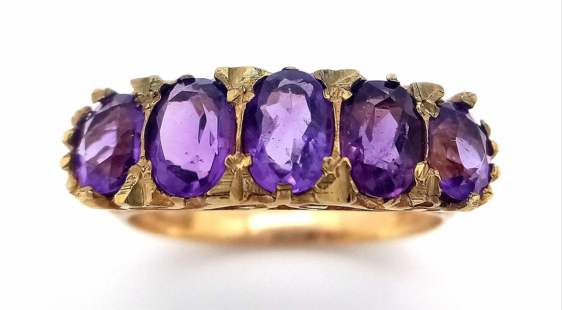 A HIGHLY ORNATE 5 AMETHYST STONE RING SET IN 9K GOLD . 4.2gms size O - Bild 4 aus 6