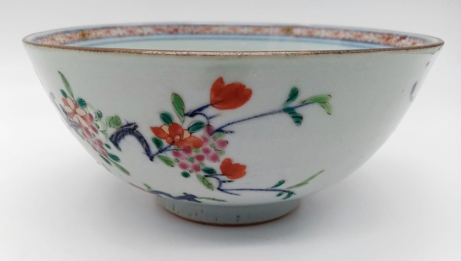 AN 18TH CENTURY CHINESE BOWL WITH EXQUISITE DECORATION OF PEONIES AND GREEN LEAVES . AS ORIGINAL - Bild 3 aus 7