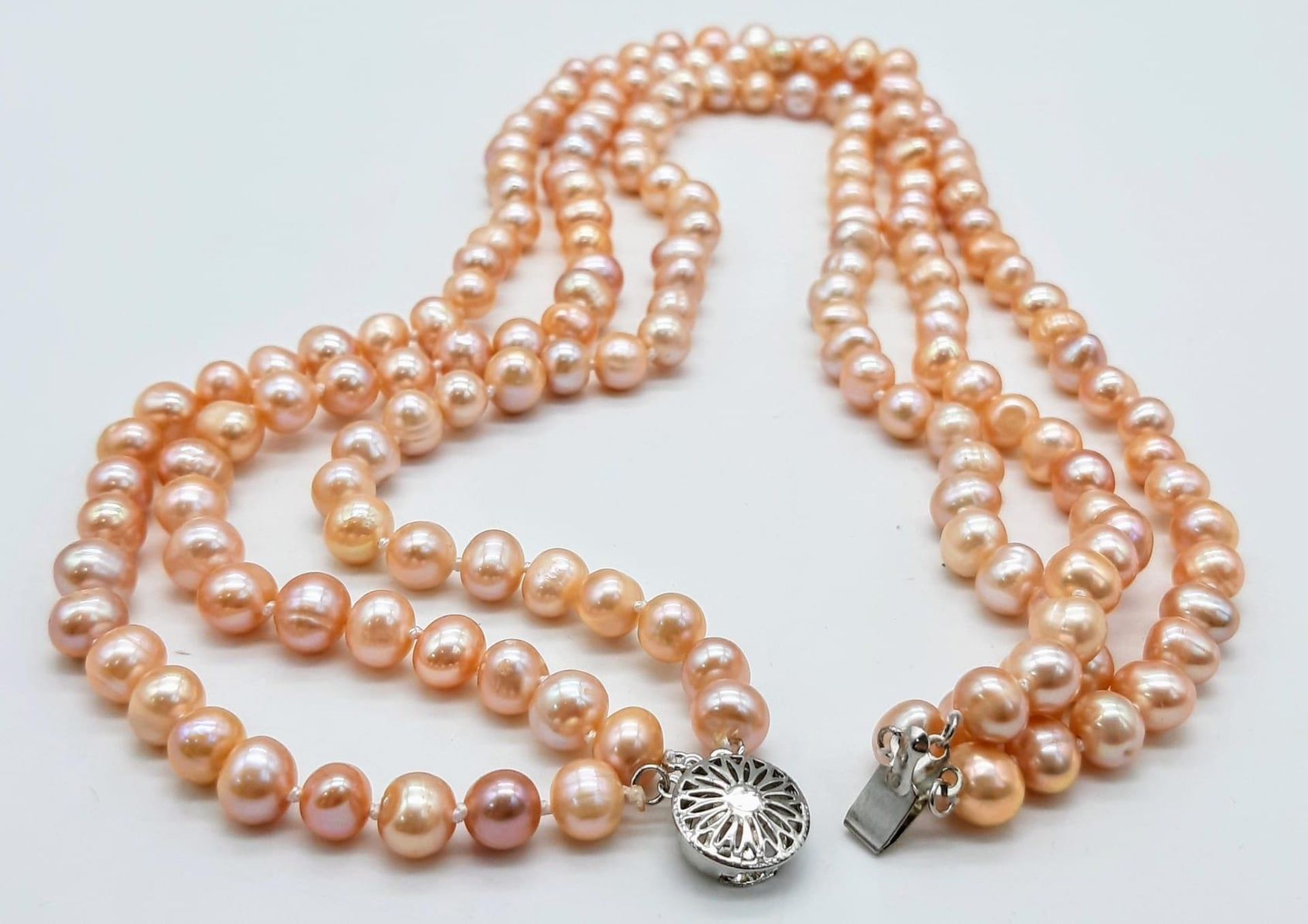 A fashionable three strand of high quality, natural pink pearls necklace, bracelet and earrings - Image 3 of 6