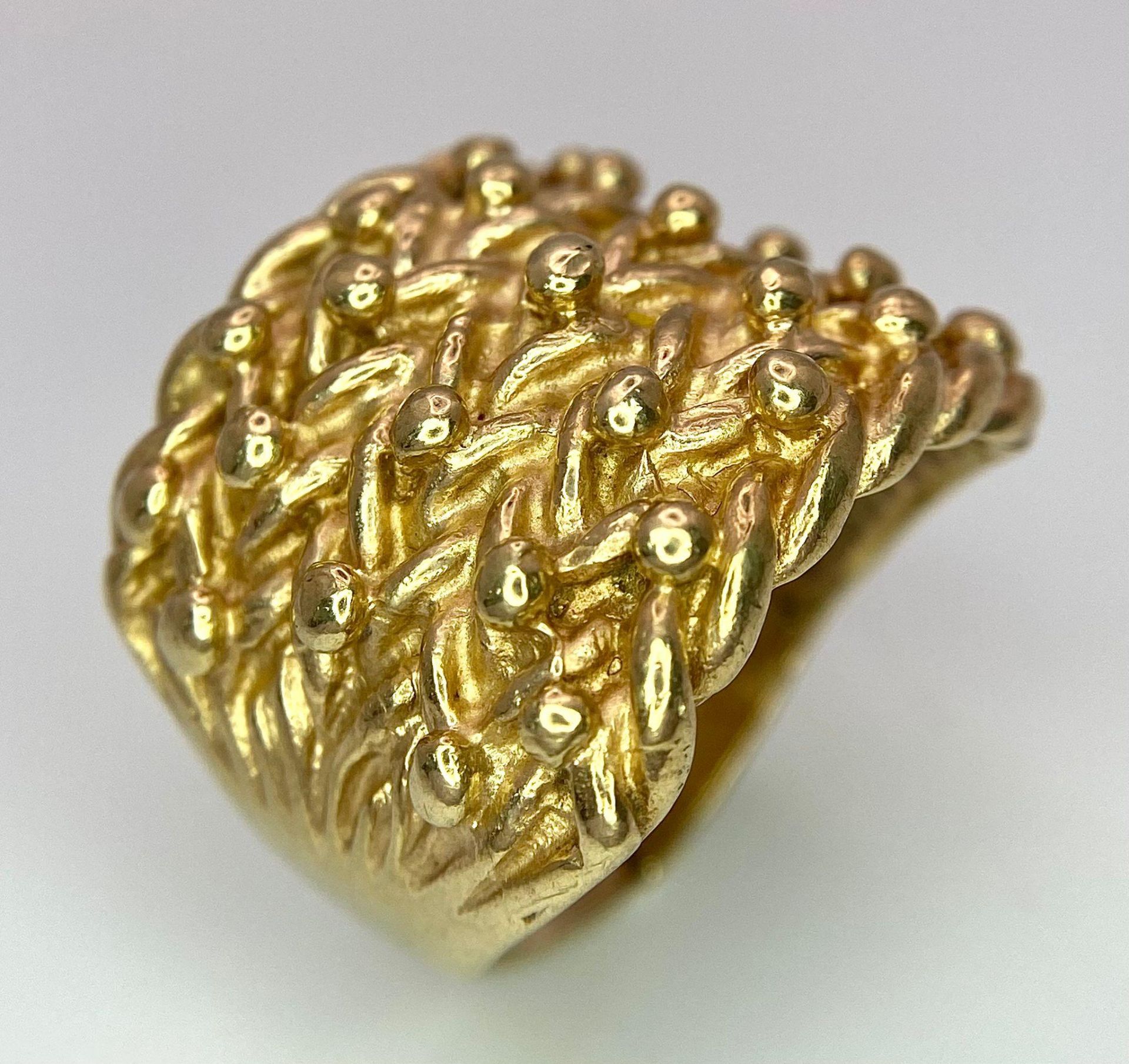A LARGE AND HEAVY 9K YELLOW GOLD SHOT/KEEPER RING, WEIGHT 13G AND SIZE T - Image 3 of 6