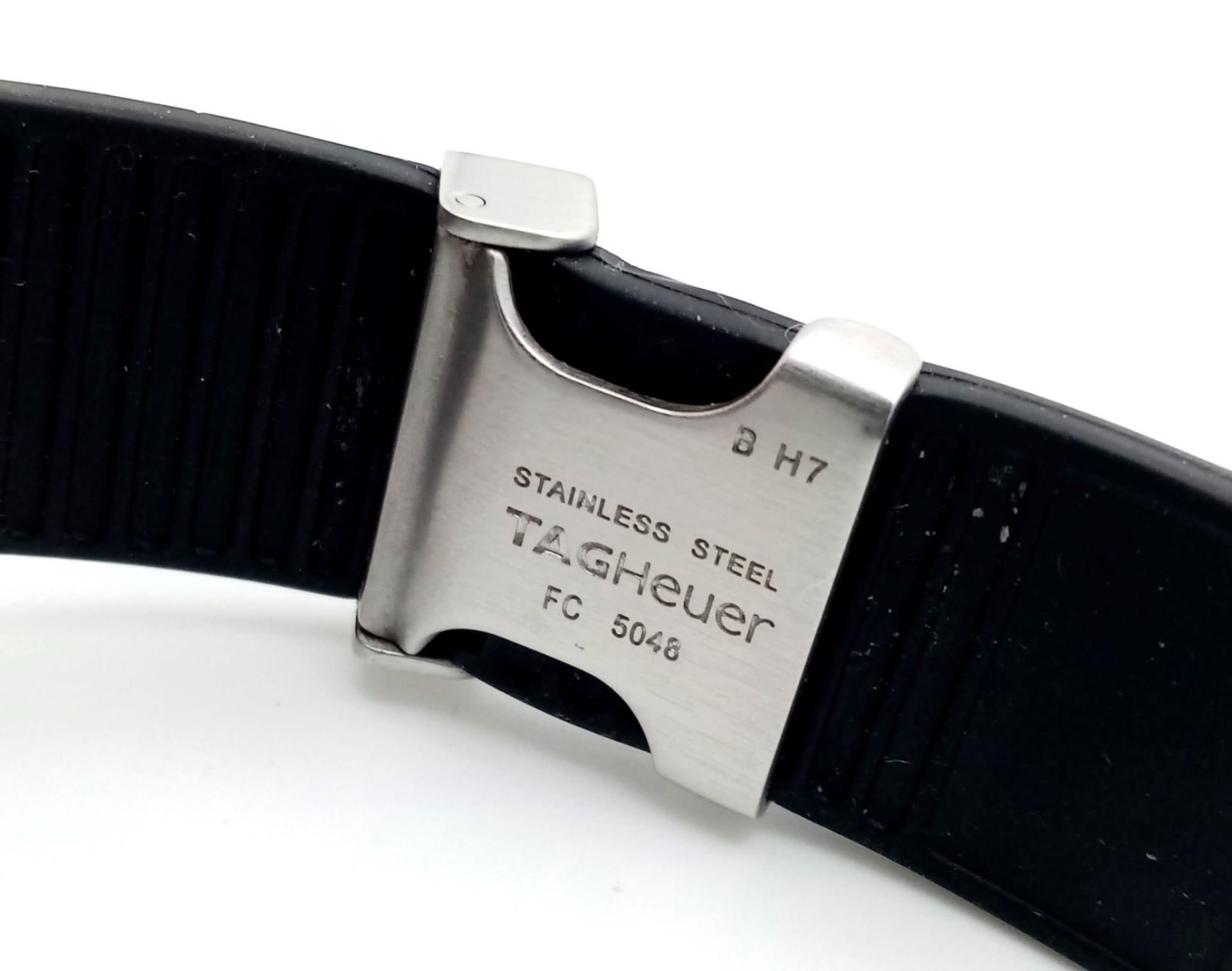 A Tag Heuer Formula 1 Chronograph Gents Quartz Watch. Black Tag rubber strap. Black dial with - Bild 7 aus 10