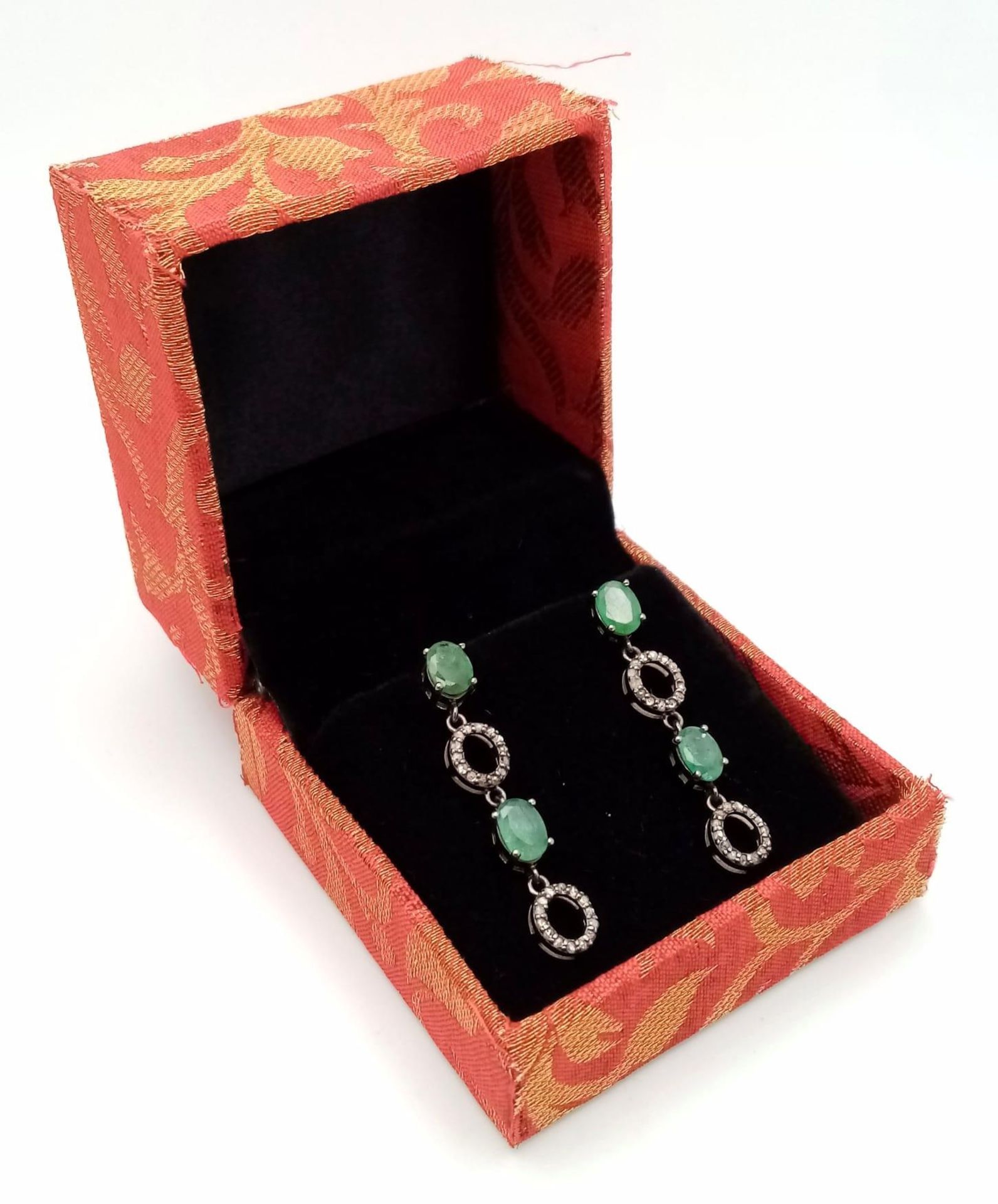 A Pair of Zambian Emerald & Diamond Silver Drop Earrings. Emerald -2.68ctw. Diamond- 0.60ctw. 4cm - Bild 6 aus 6
