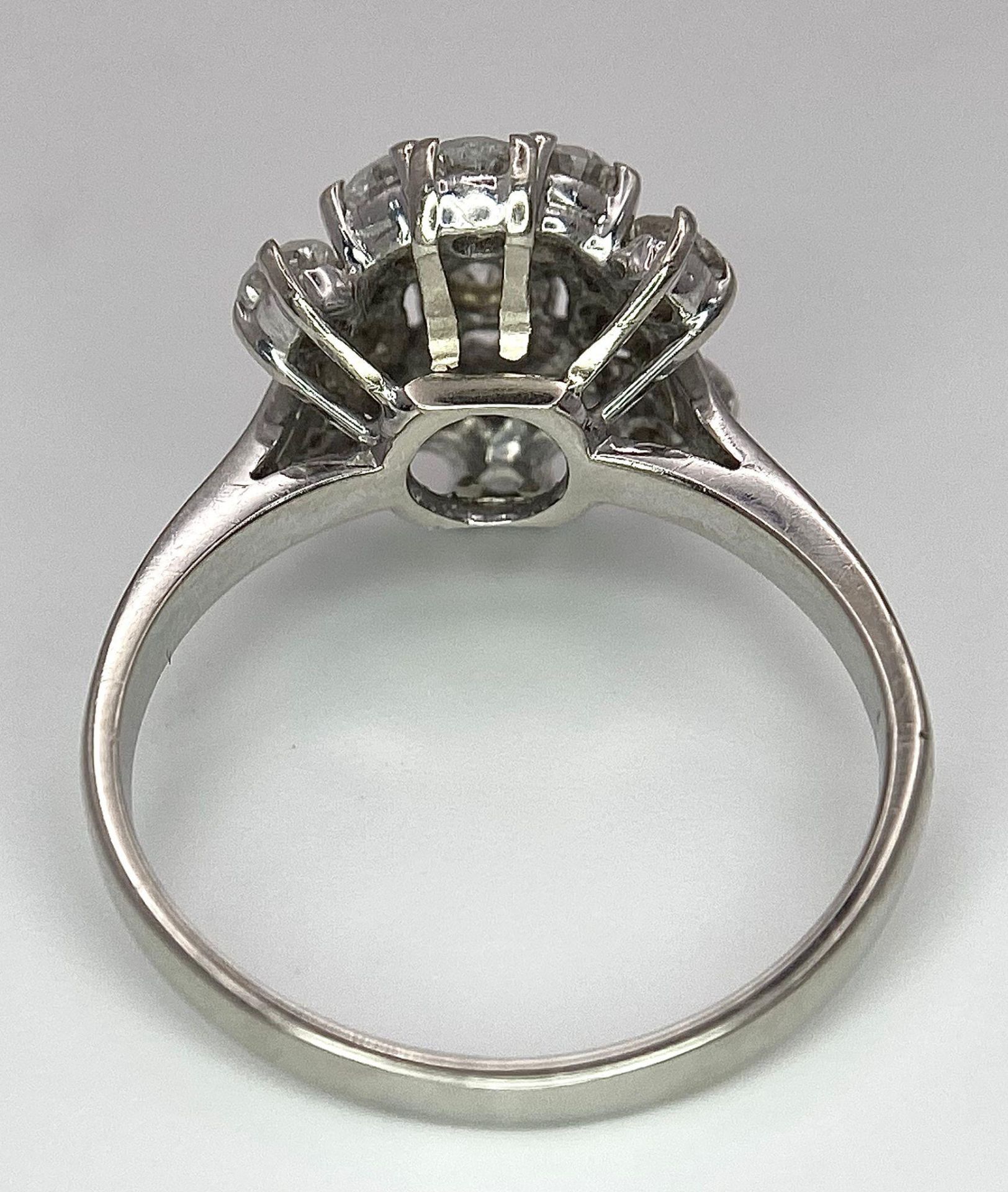 An 18 K white gold ring with a cluster of diamonds (1.10 carats), size: K, weight: 3.6 g. - Bild 6 aus 7