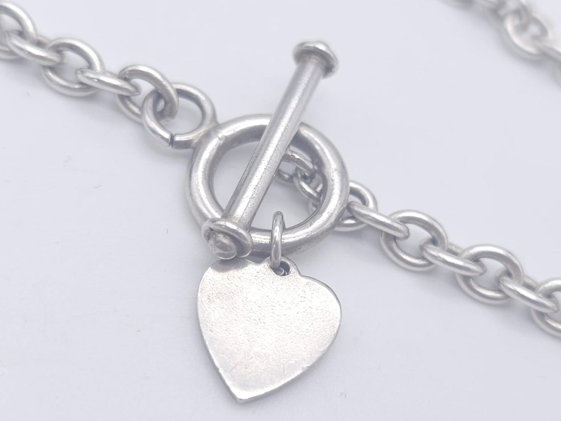A Sterling silver T-bar heart necklace with matching 20cm bracelet. 54.3g total weight. - Bild 4 aus 8