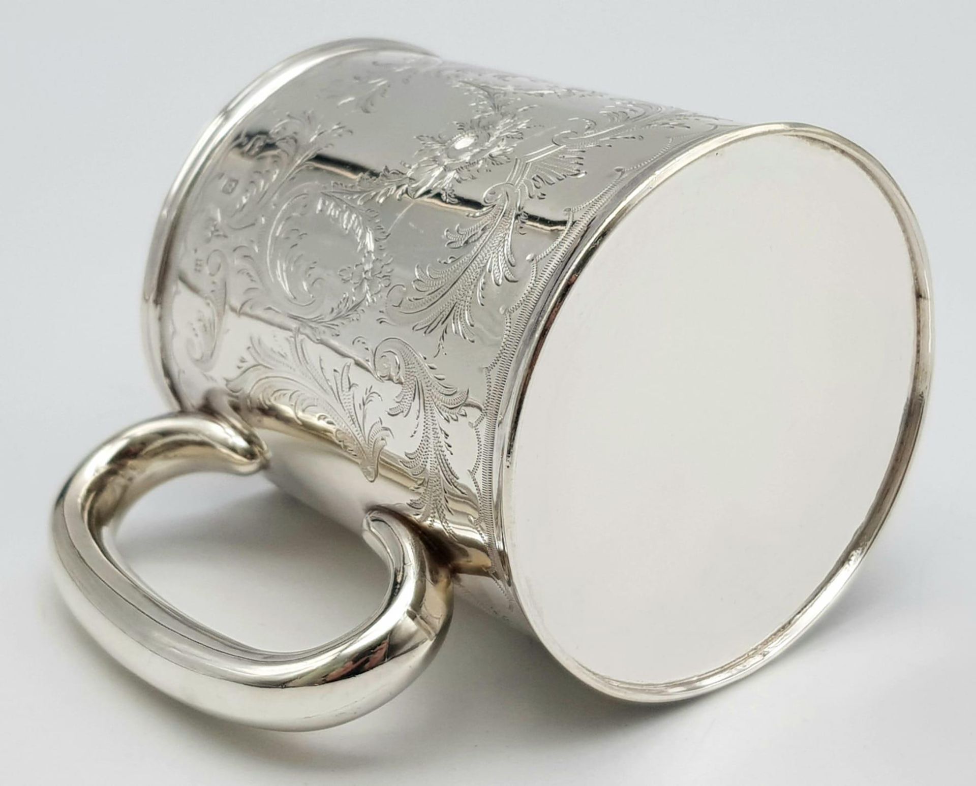 AN ANTIQUE SILVER TANKARD INSCRIBED "PHILIP OCTOBER 23rd 1894" ALL HAND ENGRAVED BY A MASTER - Image 6 of 8