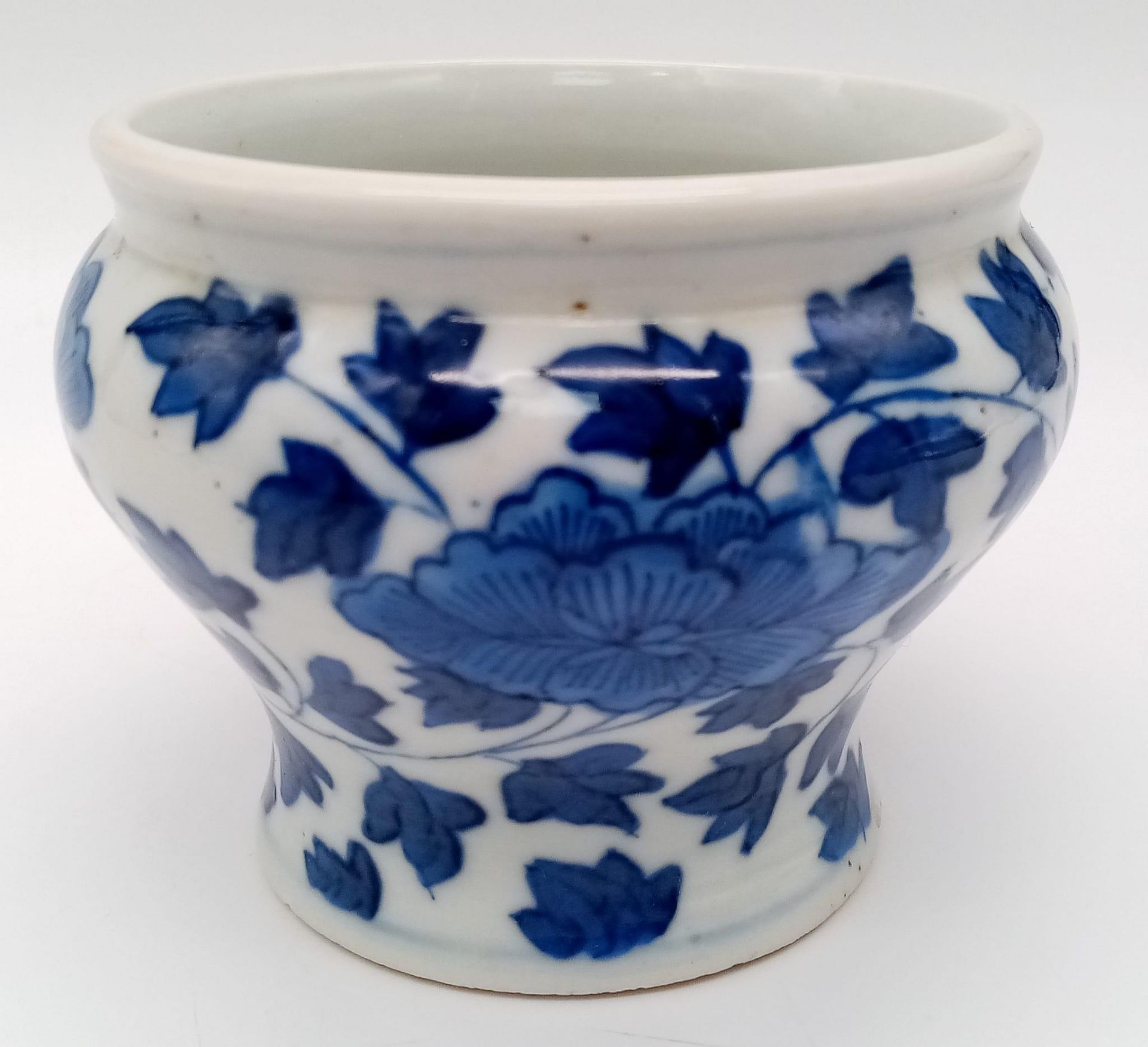 AN 18TH CENTURY BLUE AND WHITE PORCELAIN SMALL POT WITH A 2mm CRACK ON THE BOTTOM . 8cms AT RIM