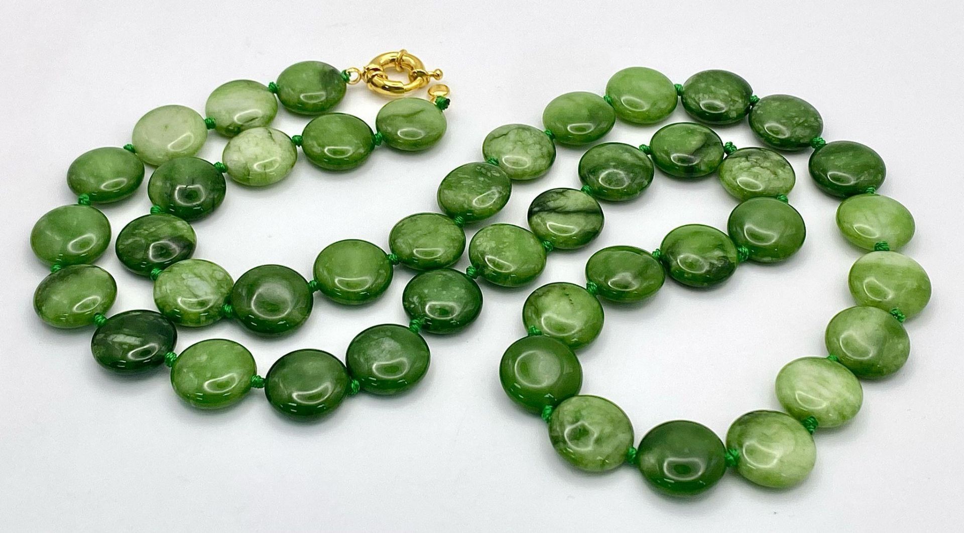 A Green and White Jade Coin Bead Necklace. 14mm beads. 68cm length. - Image 4 of 5