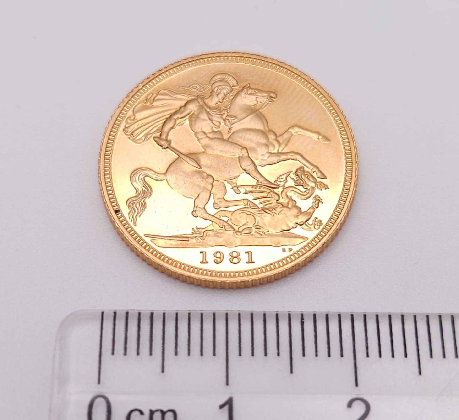 A 22K GOLD SOVEREIGN DATED 1981 IN CAPSULE AS NEW. - Image 5 of 5