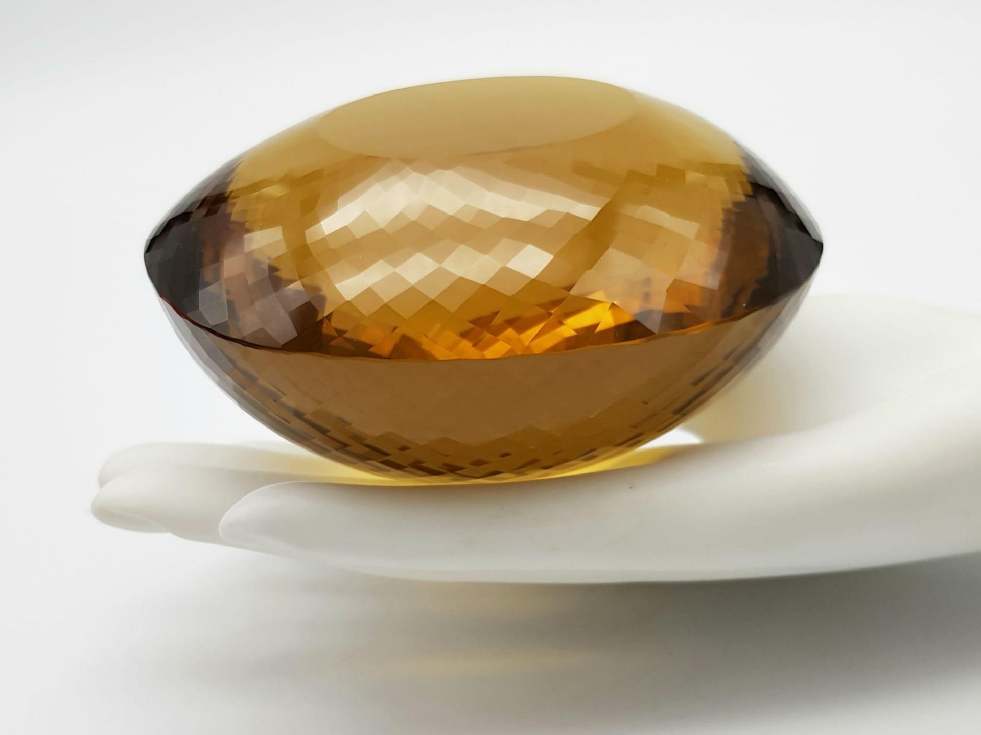 An Immense 3632ct Citrine Quartz Gemstone. Oval cut and beautifully faceted. 10 x 9cm. Comes with - Bild 3 aus 13