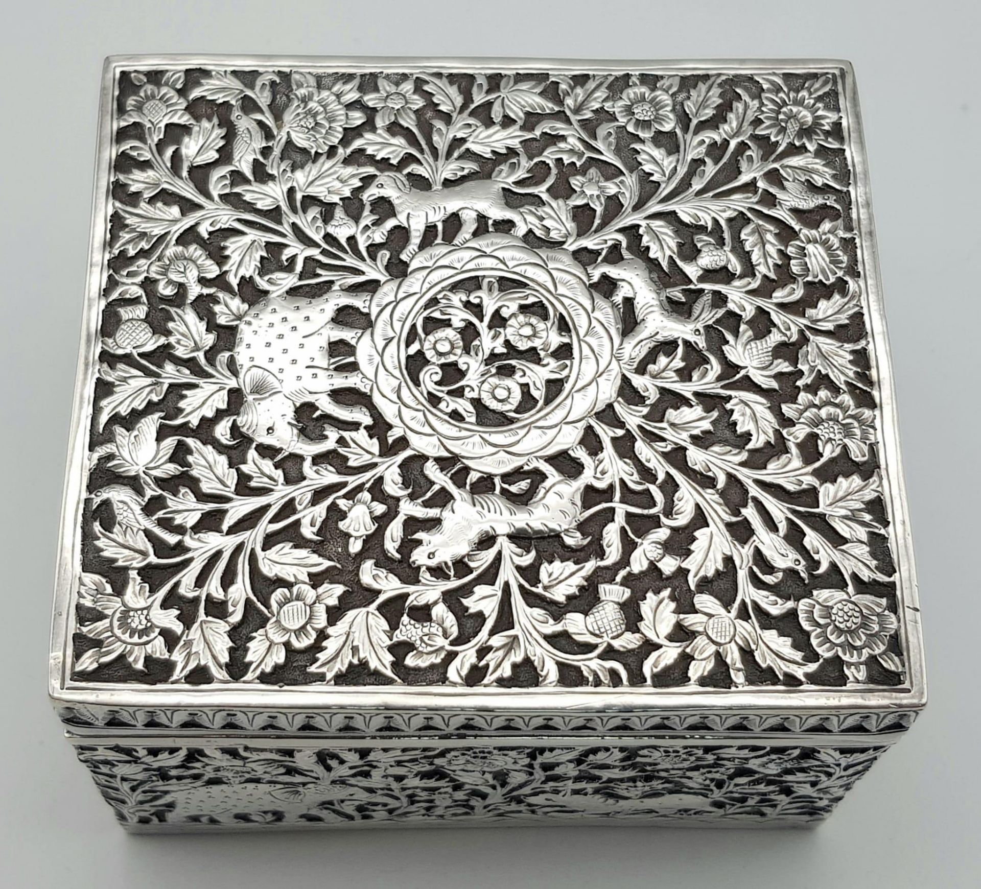 A SOLID SILVER HINGED TRINKET BOX HAND ENGRAVED WITH AN AFRICAN THEME, IN VERY GOOD CONDITION AND - Bild 12 aus 15