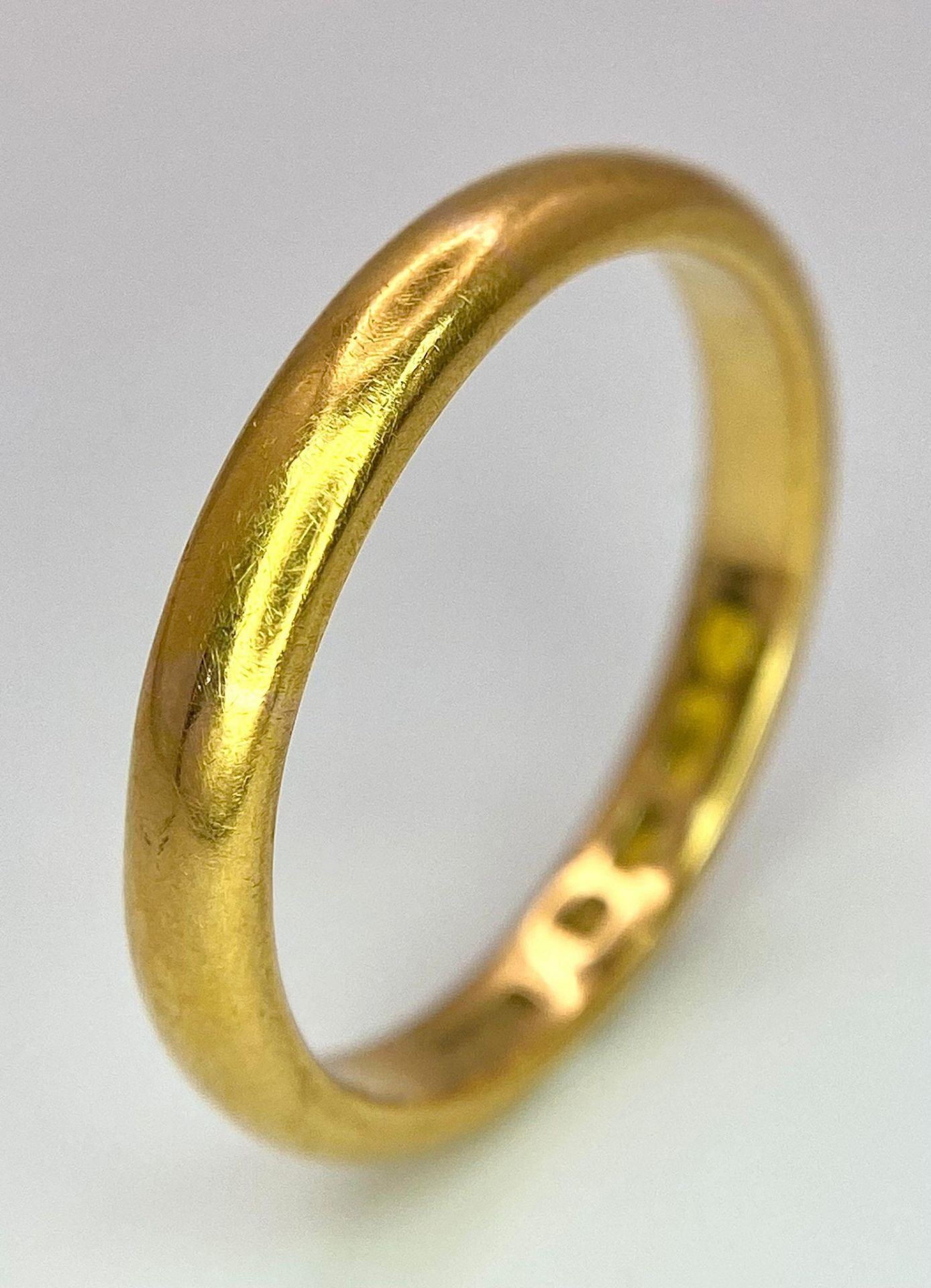 A 22 K yellow gold wedding band ring, fully hallmarked, size: U, weight: 6.4 g. - Bild 2 aus 5