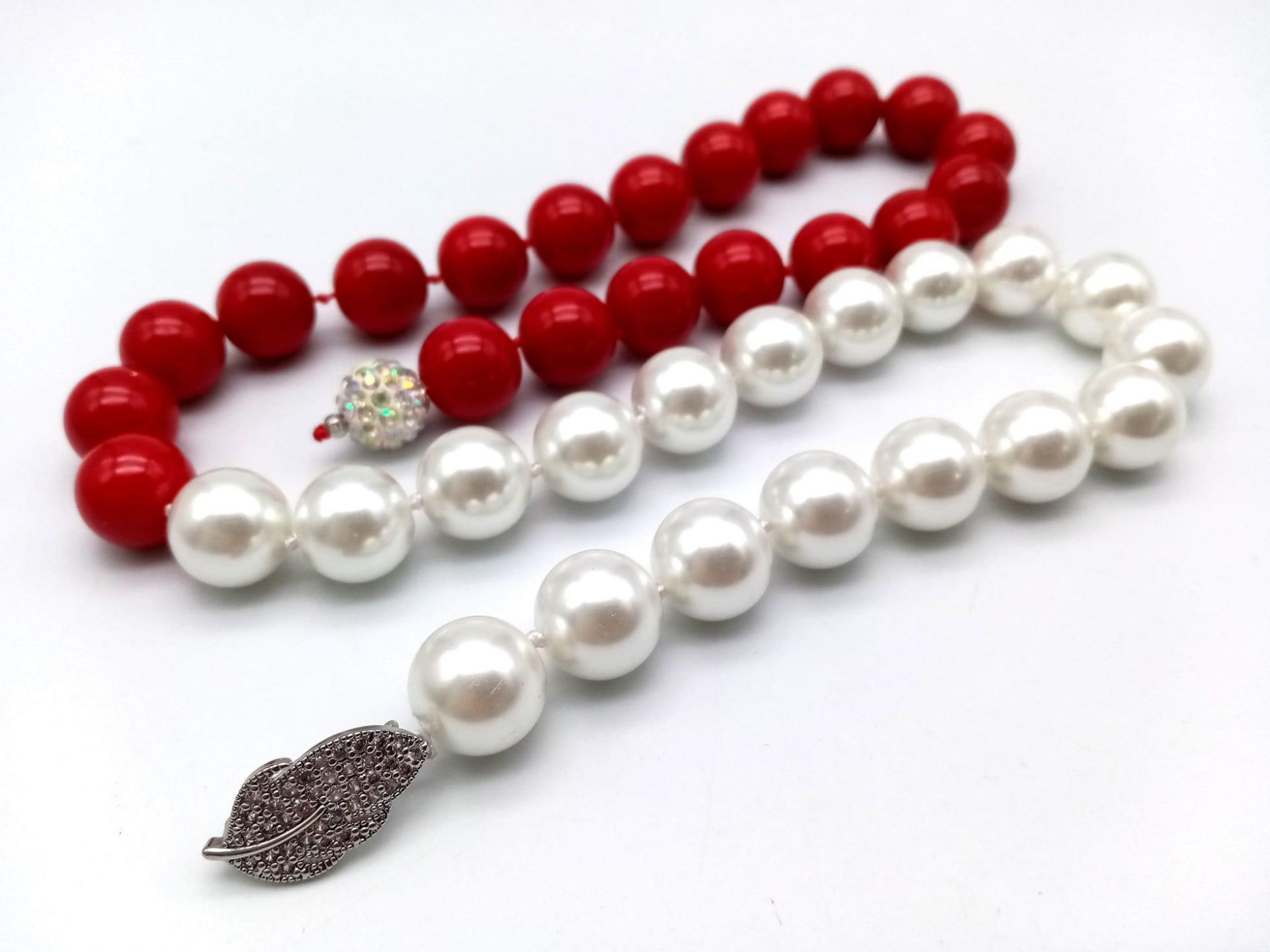 A Contrasting South Sea Pearl Shell Large Bead Necklace. Vibrant red and white beads with white - Bild 4 aus 4