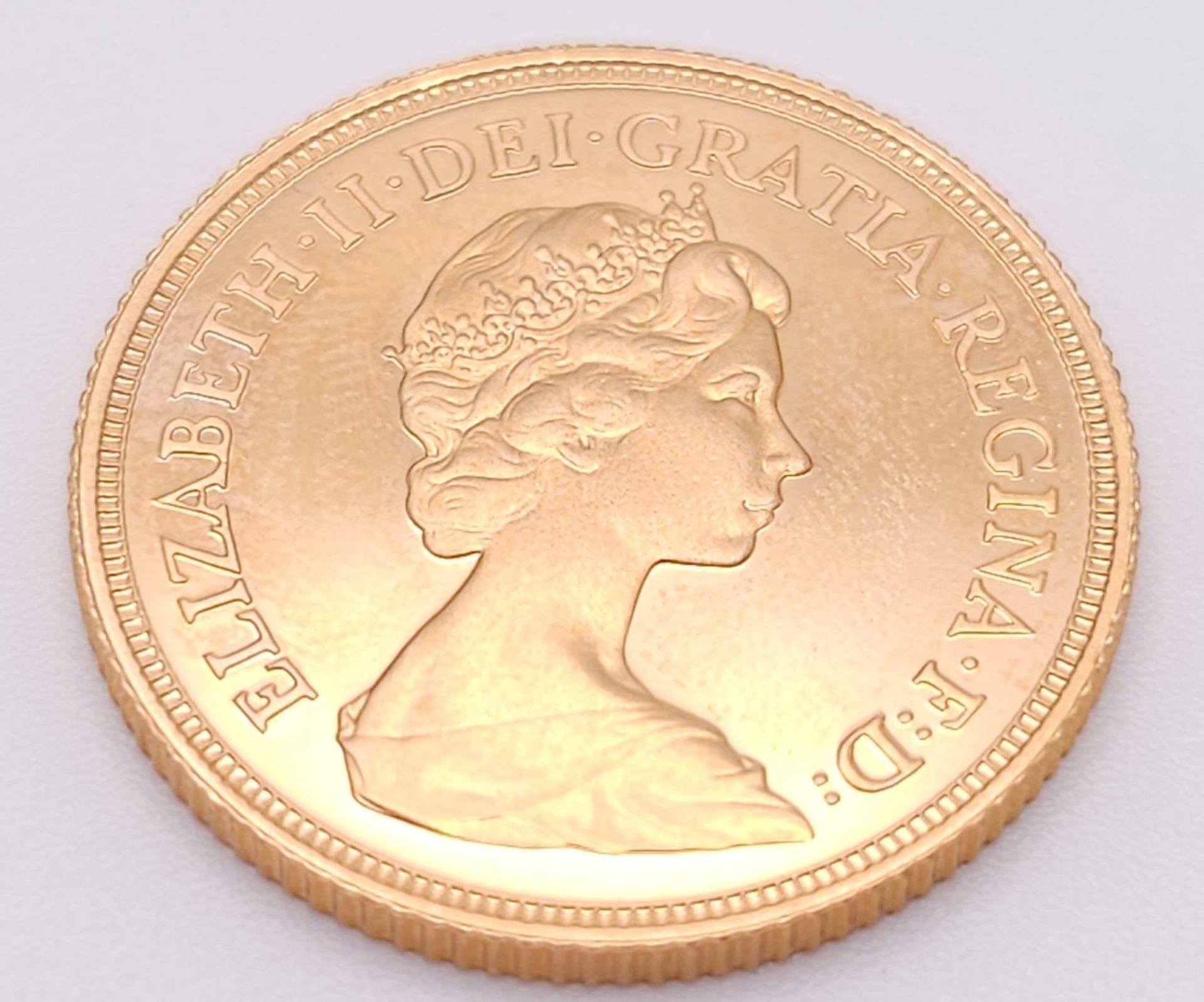 A 22K GOLD SOVEREIGN DATED 1981 IN CAPSULE AS NEW. - Image 2 of 5