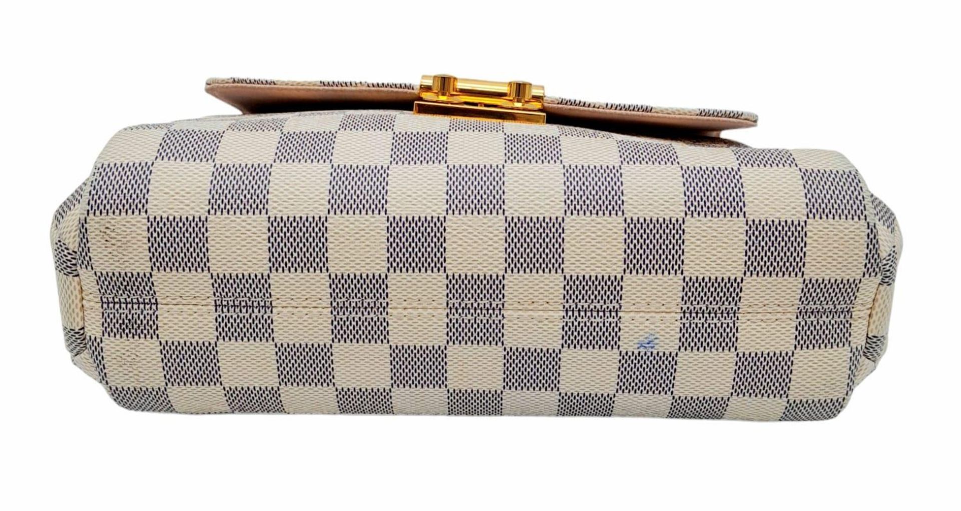 A Louis Vuitton damier canvas Croisette handbag in cream/blue, interior is baby pink. Leather handle - Image 7 of 12