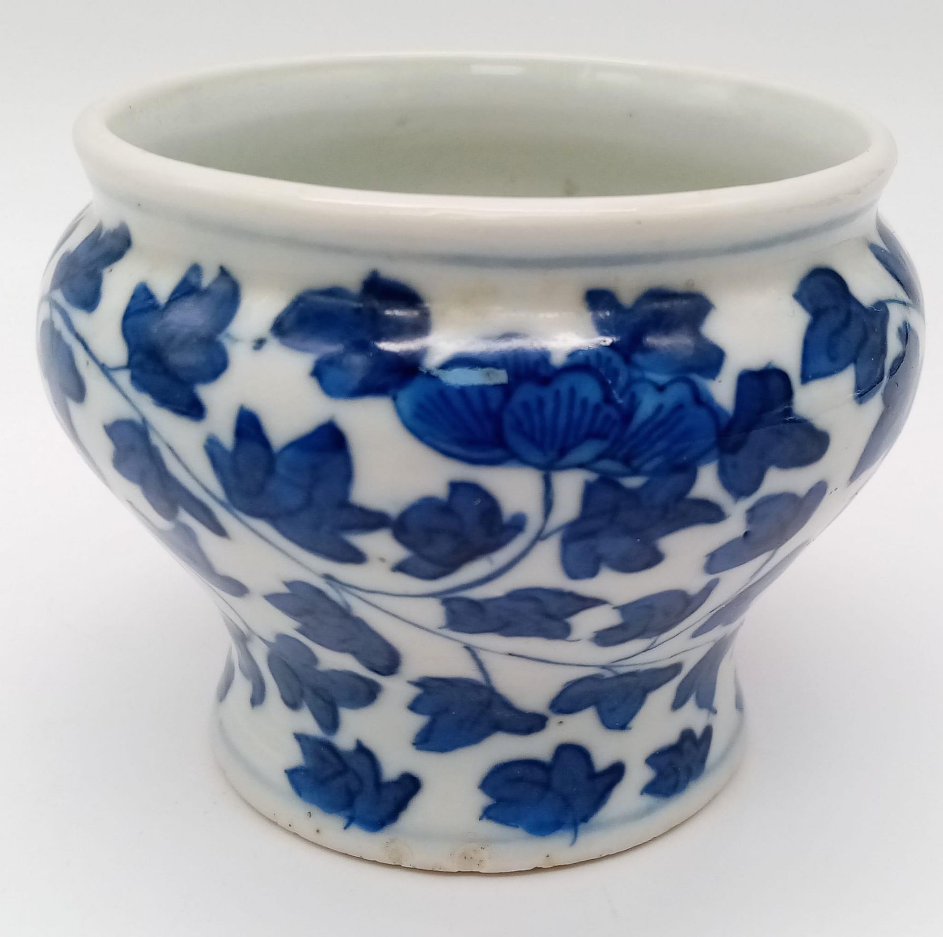 AN 18TH CENTURY BLUE AND WHITE PORCELAIN SMALL POT WITH A 2mm CRACK ON THE BOTTOM . 8cms AT RIM - Image 2 of 3