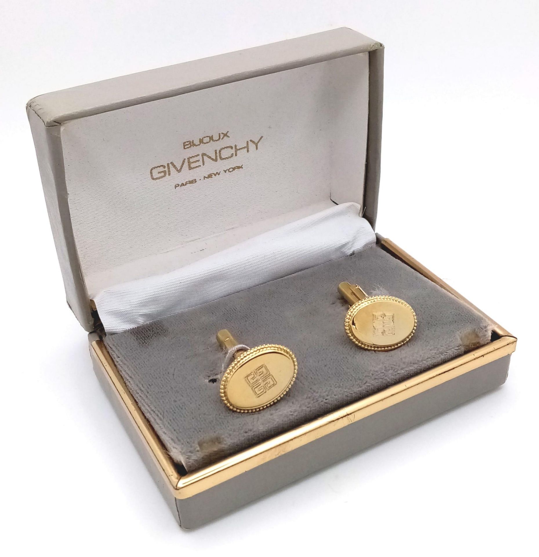 An Excellent Condition Pair of Vintage Givenchy Gold Tone Cufflinks in Original Box. Lever Action, - Bild 4 aus 4