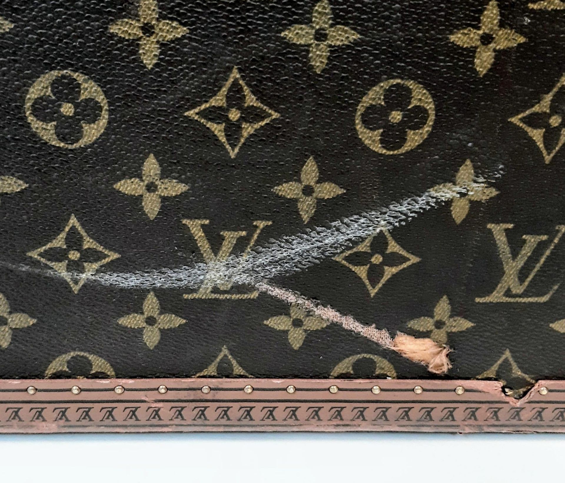 A Vintage Louis Vuitton Bisten 80 Trunk. Famous Monogram Leather With Gold Tone Hardware. Size - Bild 14 aus 16