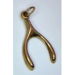 A 9K YELLOW GOLD WISHBONE CHARM. TOTAL WEIGHT 0.4G