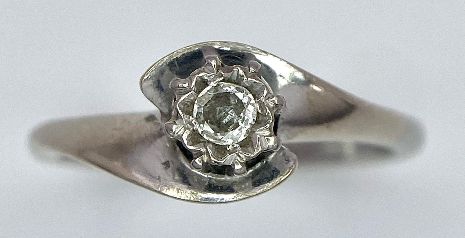 An 18K White Gold Diamond Crossover Ring. 0.10ct brilliant round cut diamond. Size N. 4g total - Image 3 of 6