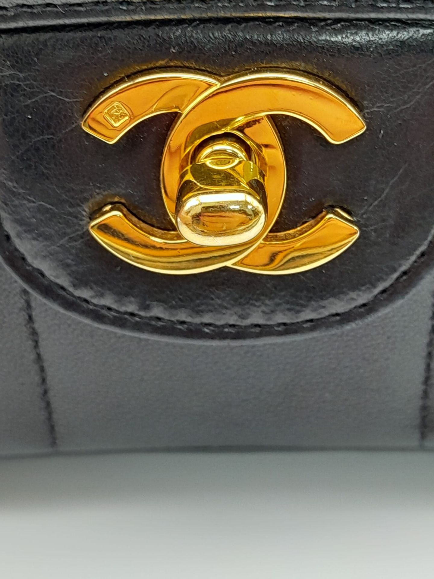An Early 1990s Chanel Mademoiselle Classic Flap Chain Bag. Black lambskin leather. Gold plated - Bild 12 aus 17