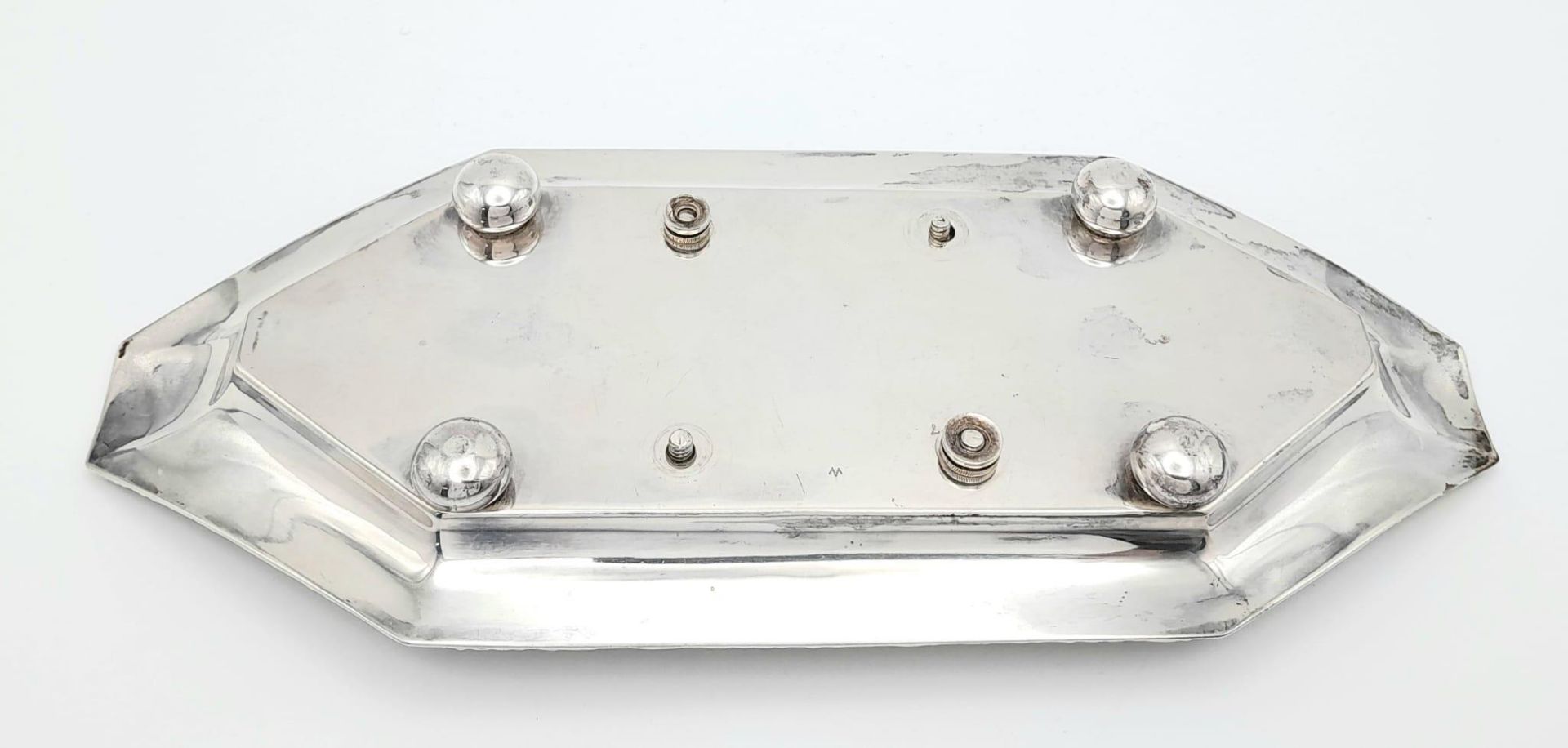 An antique sterling silver inkwell in boat shape (2 screws missing). Full hallmarks Sheffield, 1920. - Image 4 of 5